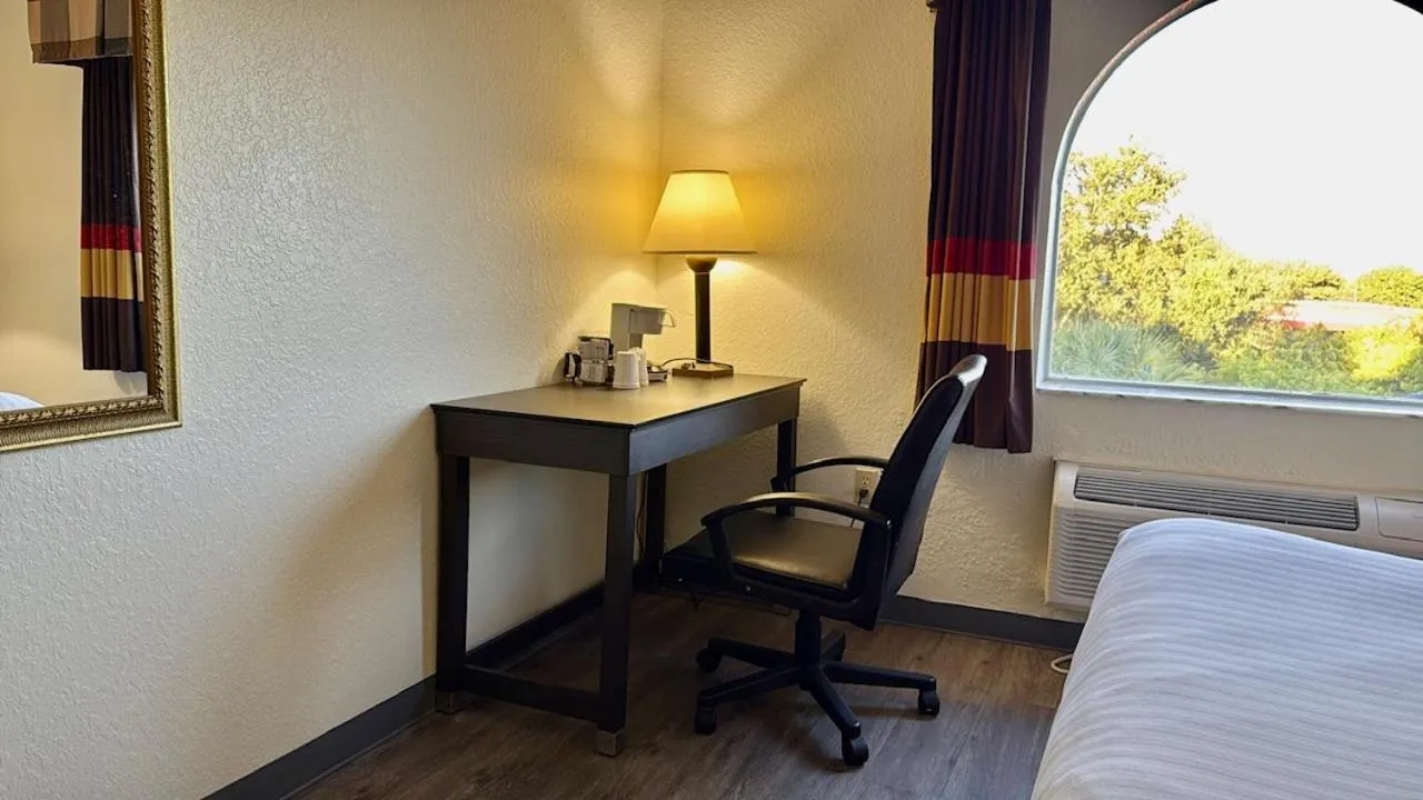 Bed in Ruskin Inn Tampa-Sun City Center