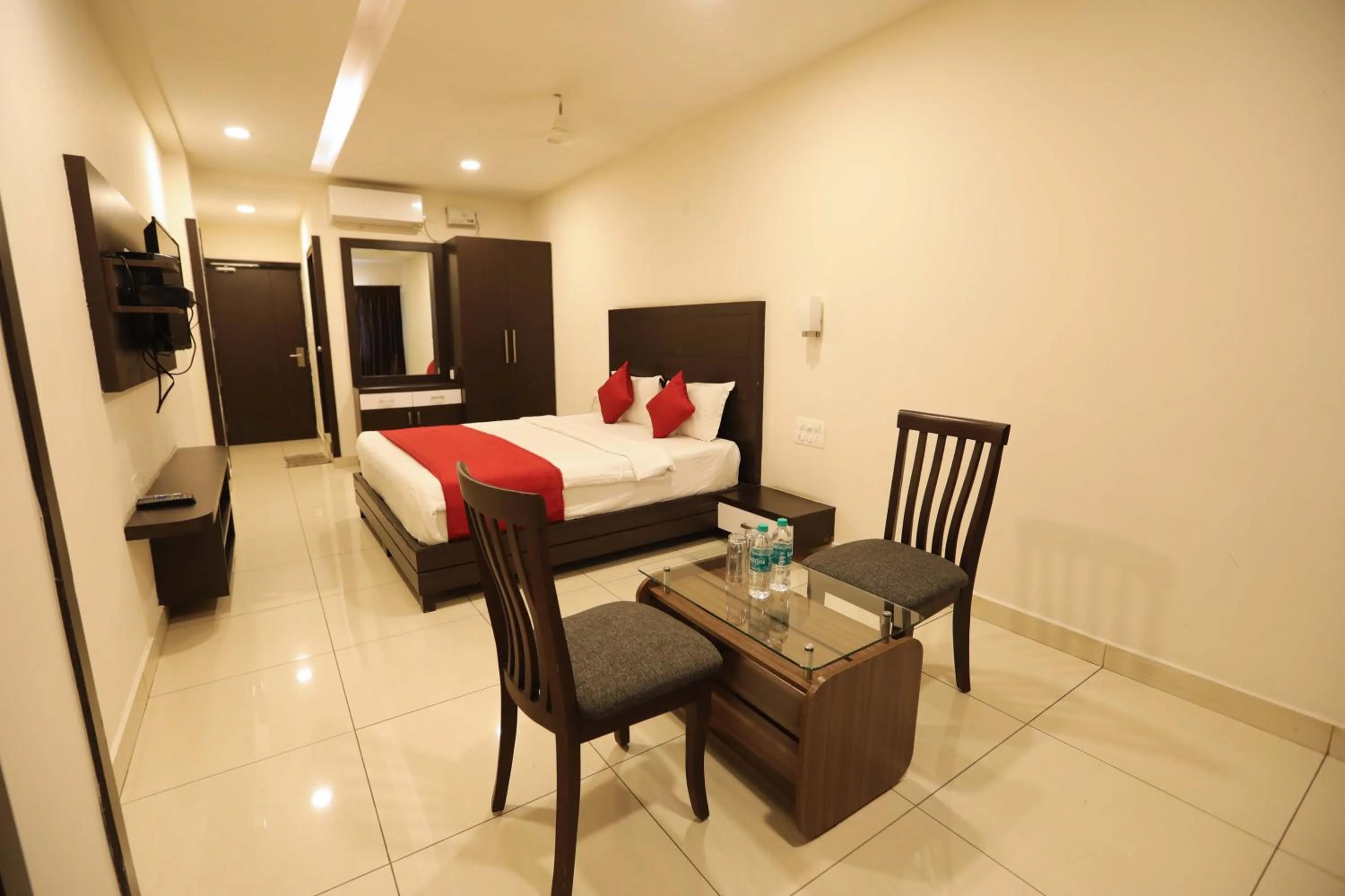 Photo of the whole room, Bed in Traders Hotel - Kankanady, Mangalore