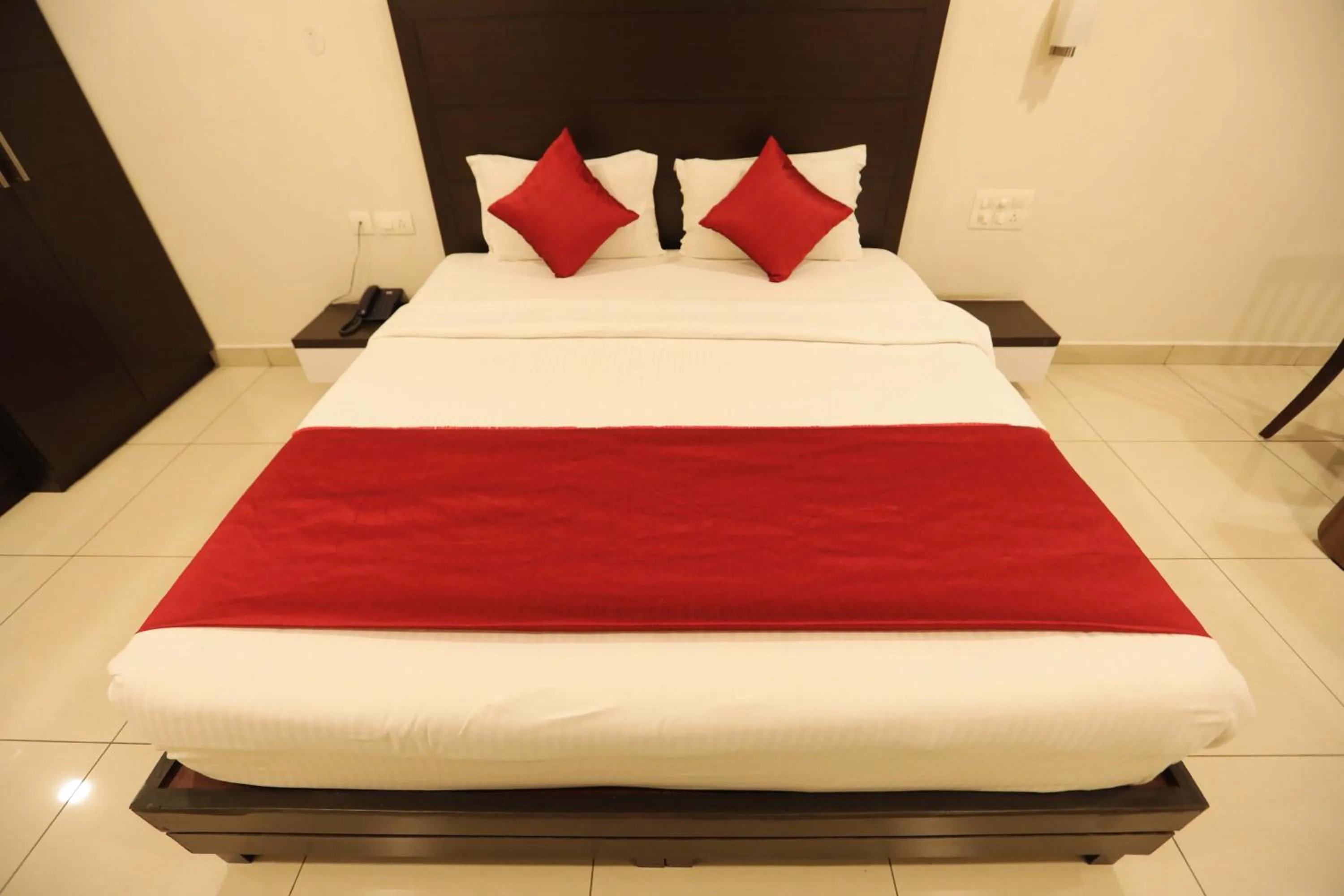 Bed in Traders Hotel - Kankanady, Mangalore