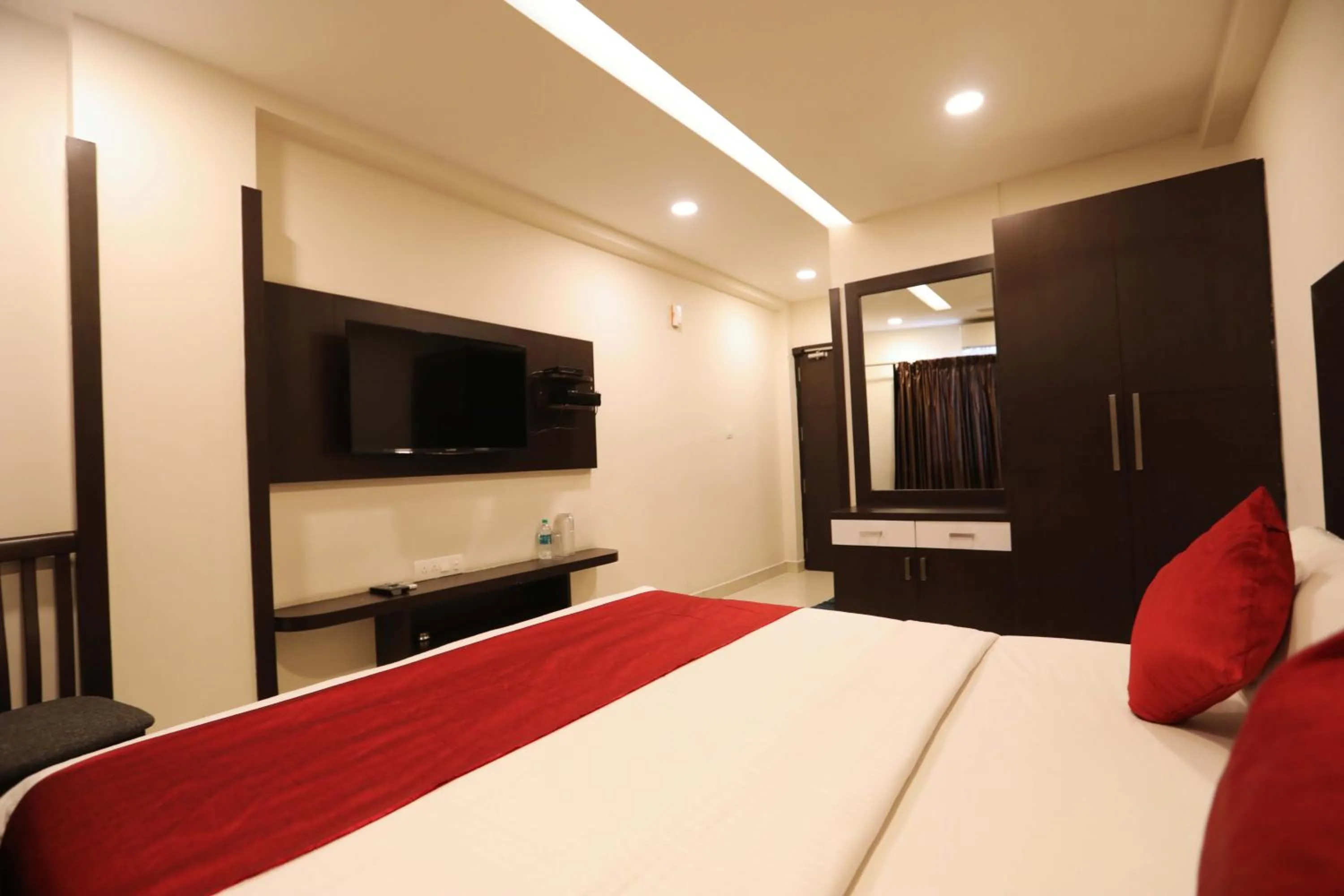 TV and multimedia, Bed in Traders Hotel - Kankanady, Mangalore