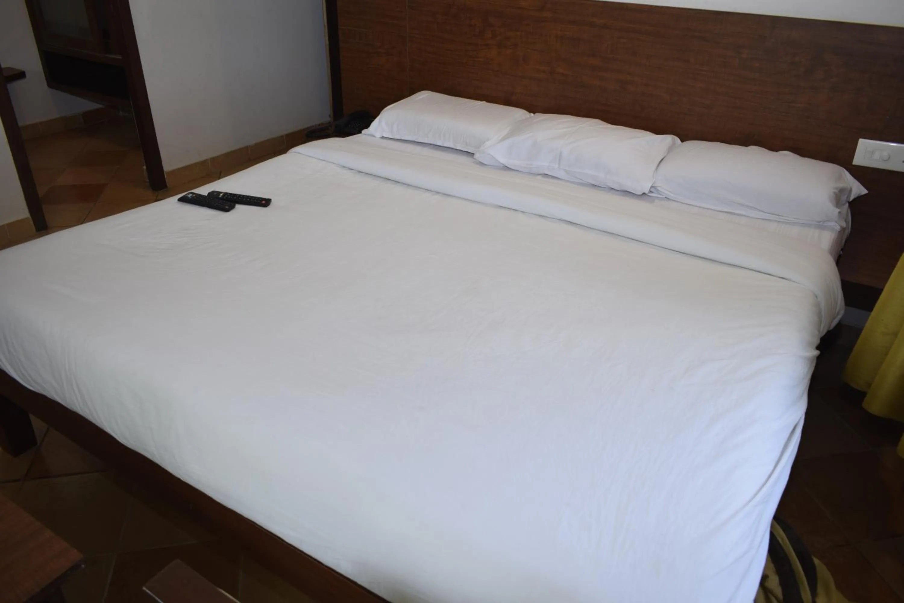 Photo of the whole room, Bed in River Valley Resort