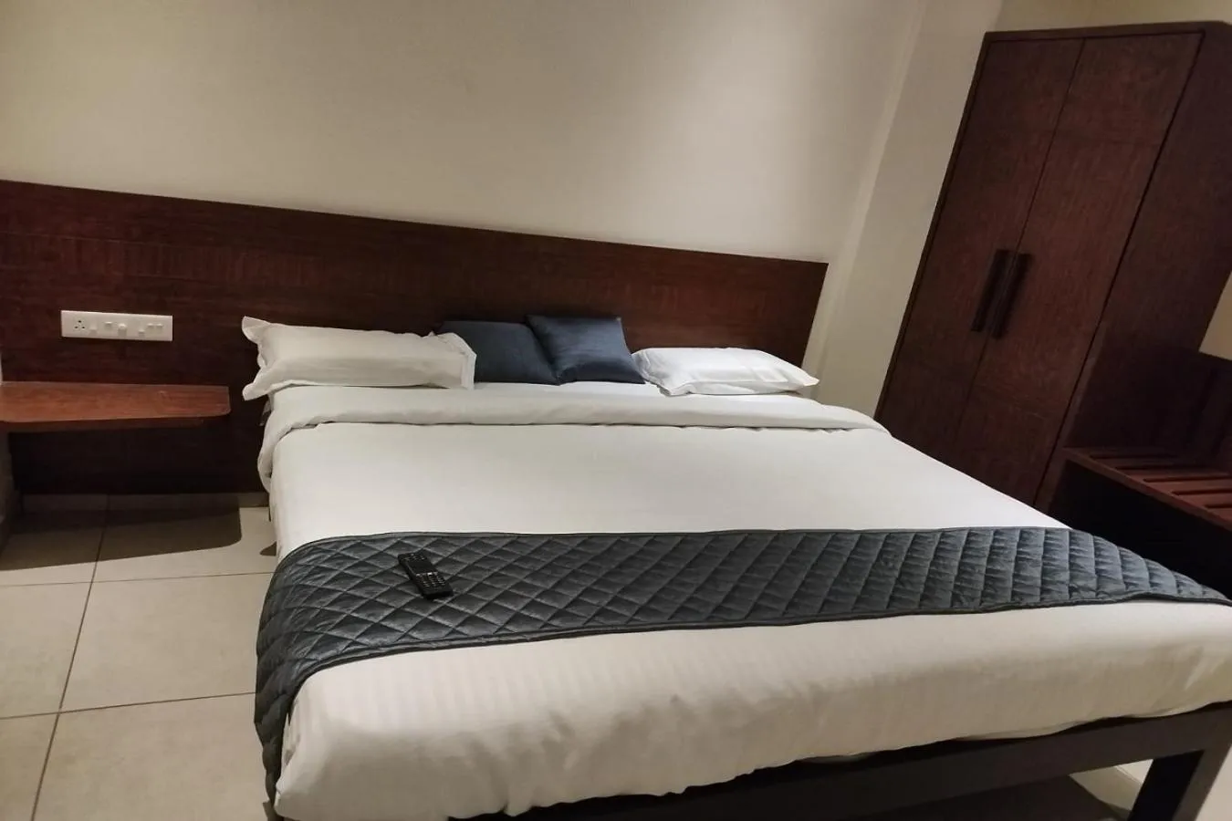 Bedroom, Bed in River Valley Resort