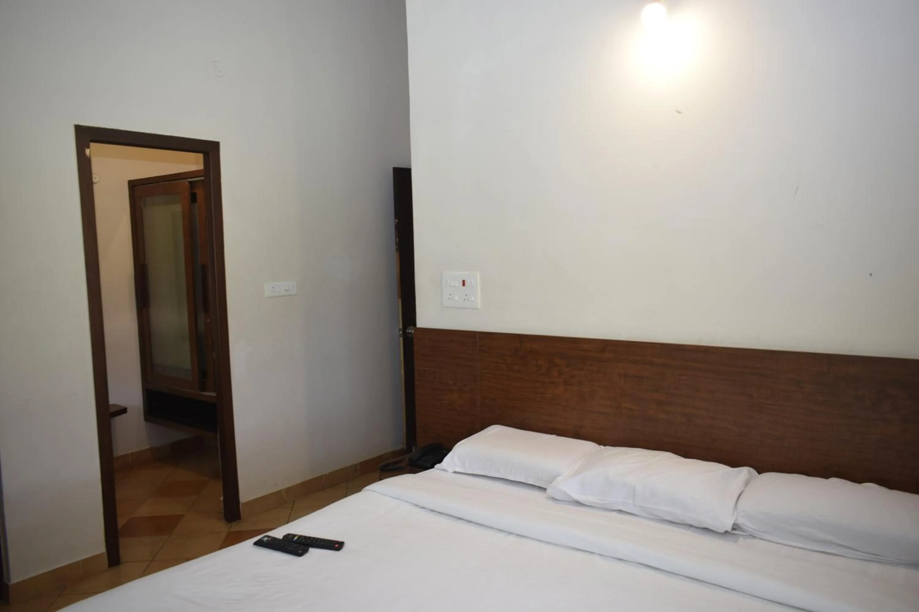 Photo of the whole room, Bed in River Valley Resort