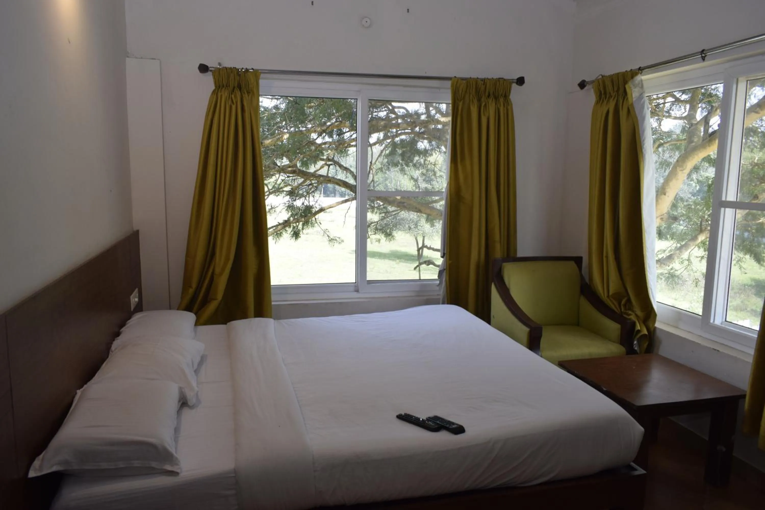 Photo of the whole room, Bed in River Valley Resort