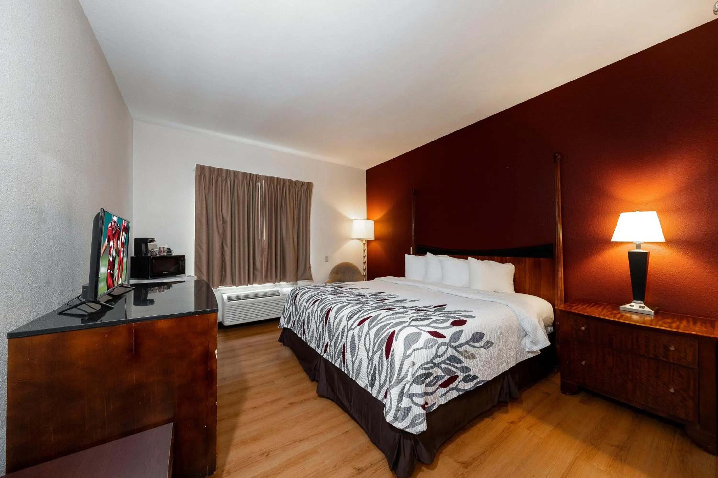 Photo of the whole room, Bed in Red Roof Inn & Suites Biloxi - Ocean Springs