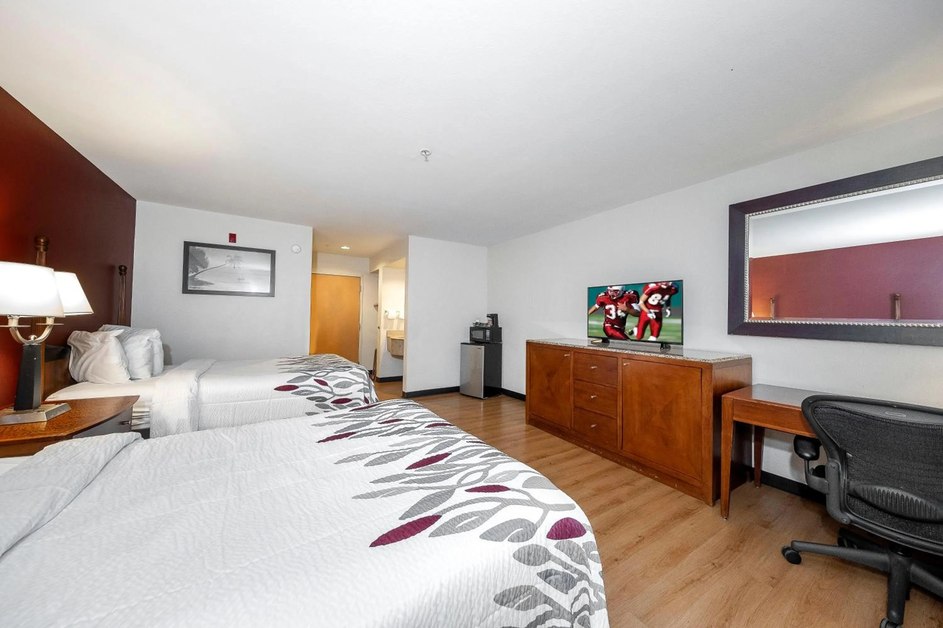 Photo of the whole room, Bed in Red Roof Inn & Suites Biloxi - Ocean Springs