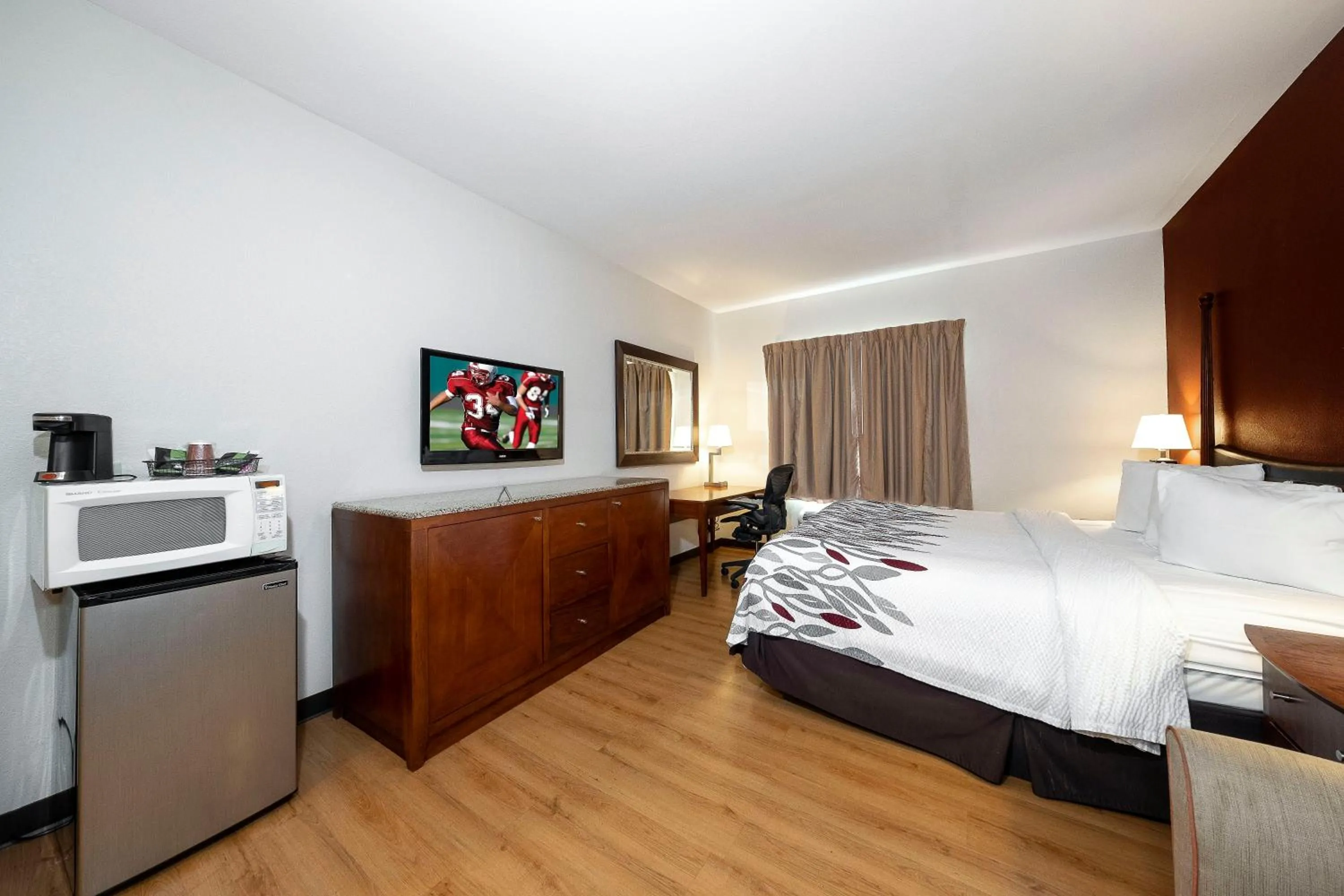 Photo of the whole room, Bed in Red Roof Inn & Suites Biloxi - Ocean Springs