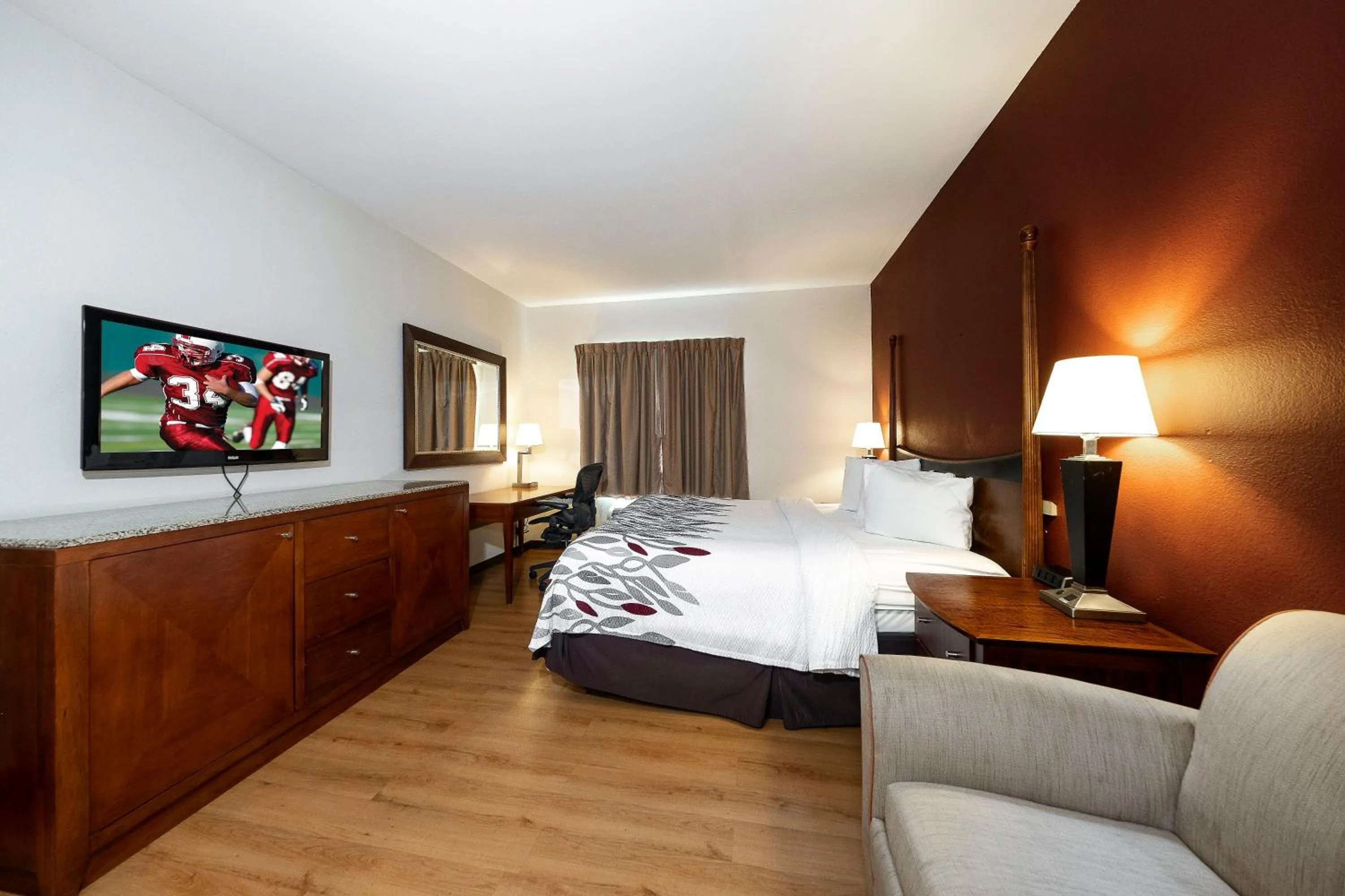 Photo of the whole room, Bed in Red Roof Inn & Suites Biloxi - Ocean Springs