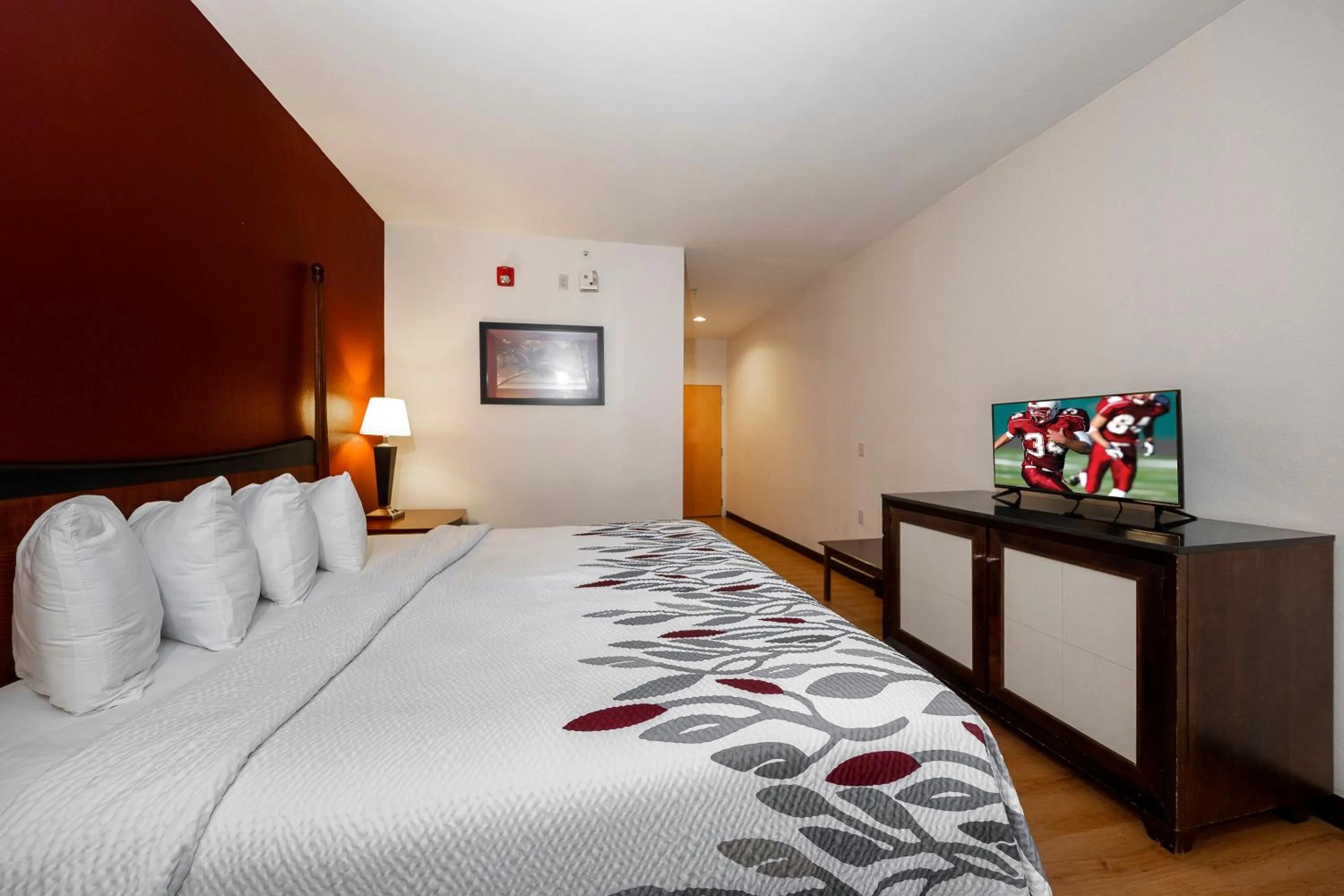 Photo of the whole room, Bed in Red Roof Inn & Suites Biloxi - Ocean Springs