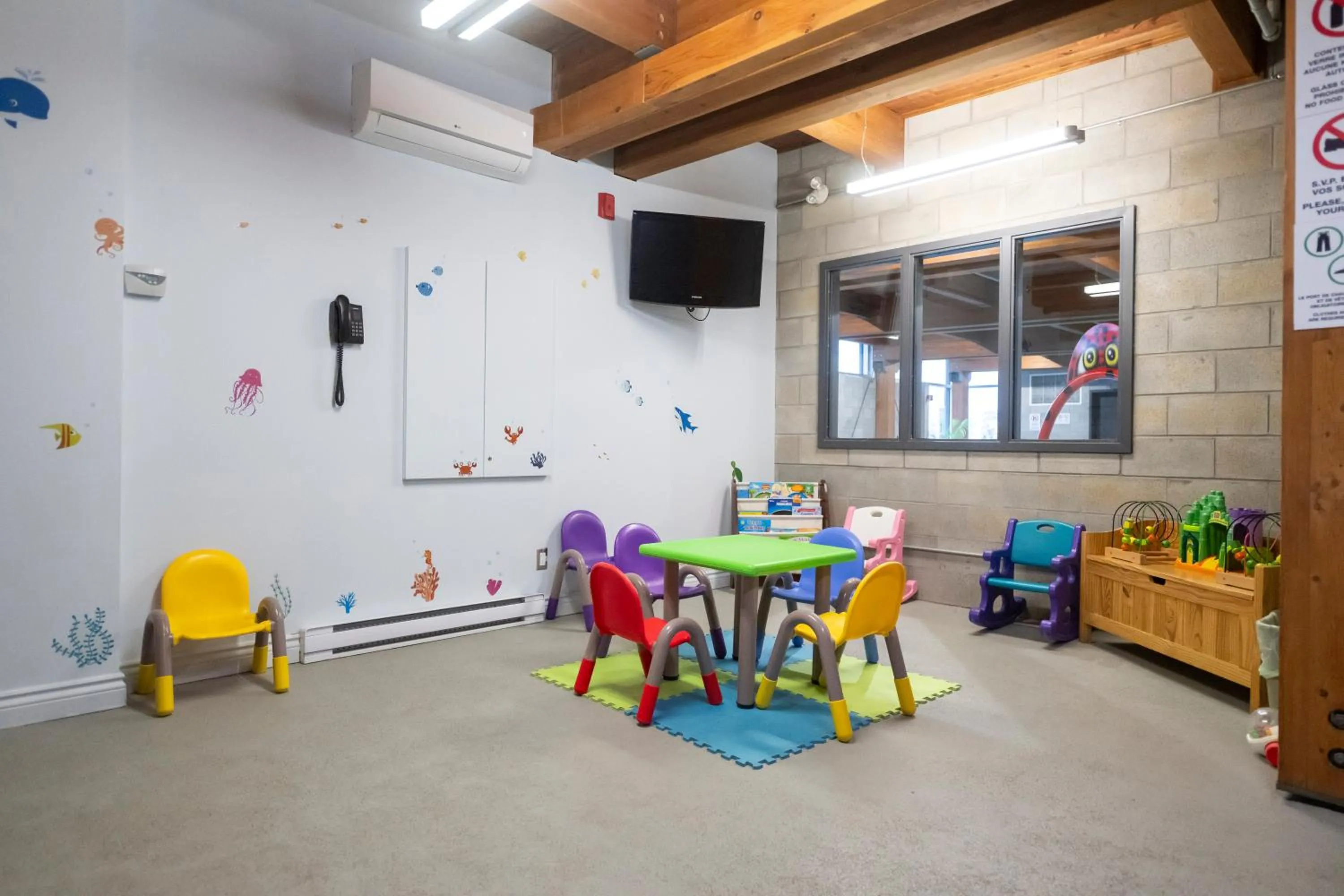 Children play ground in Hôtel & Suites Le Dauphin Québec