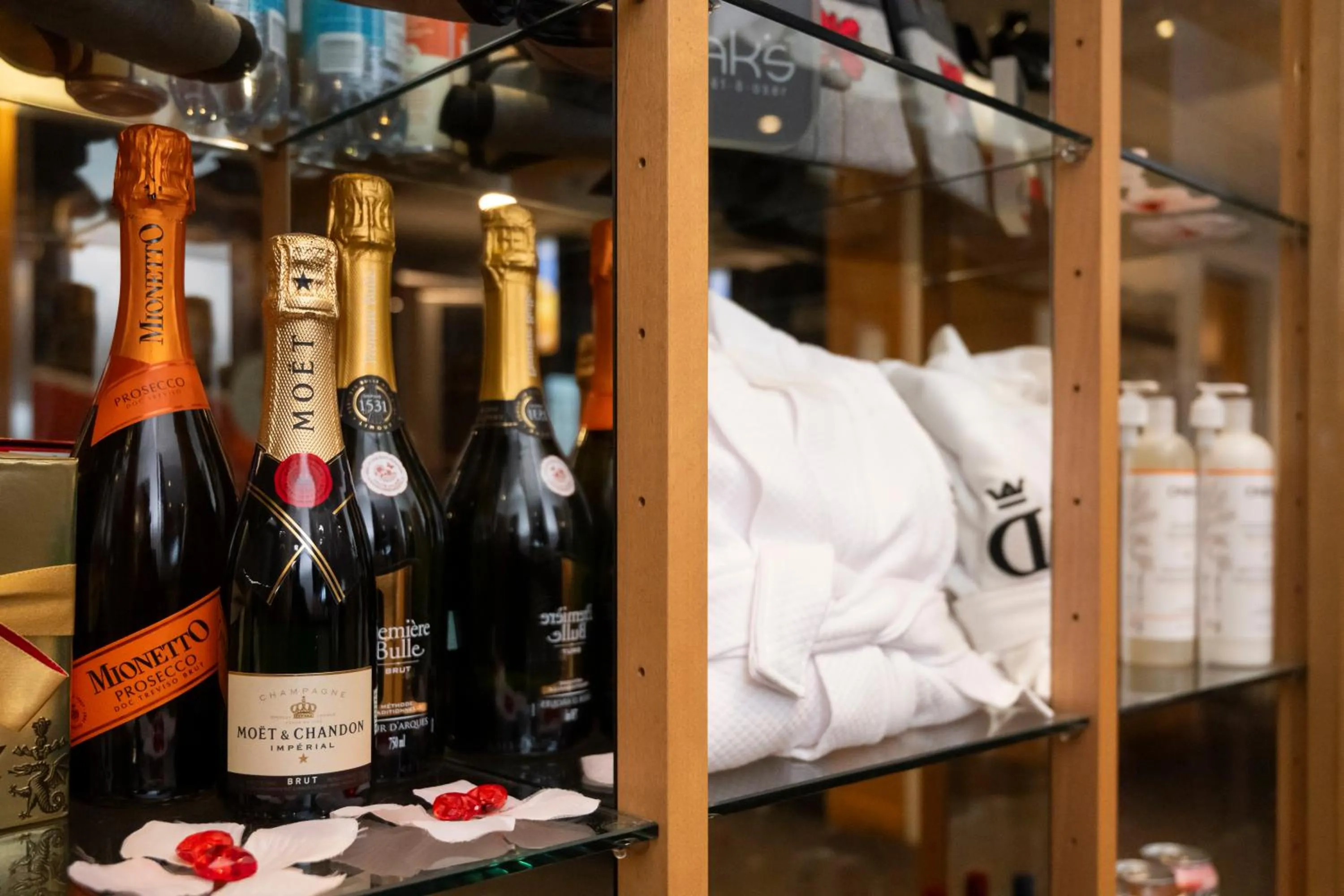 Supermarket/grocery shop in Hôtel & Suites Le Dauphin Québec