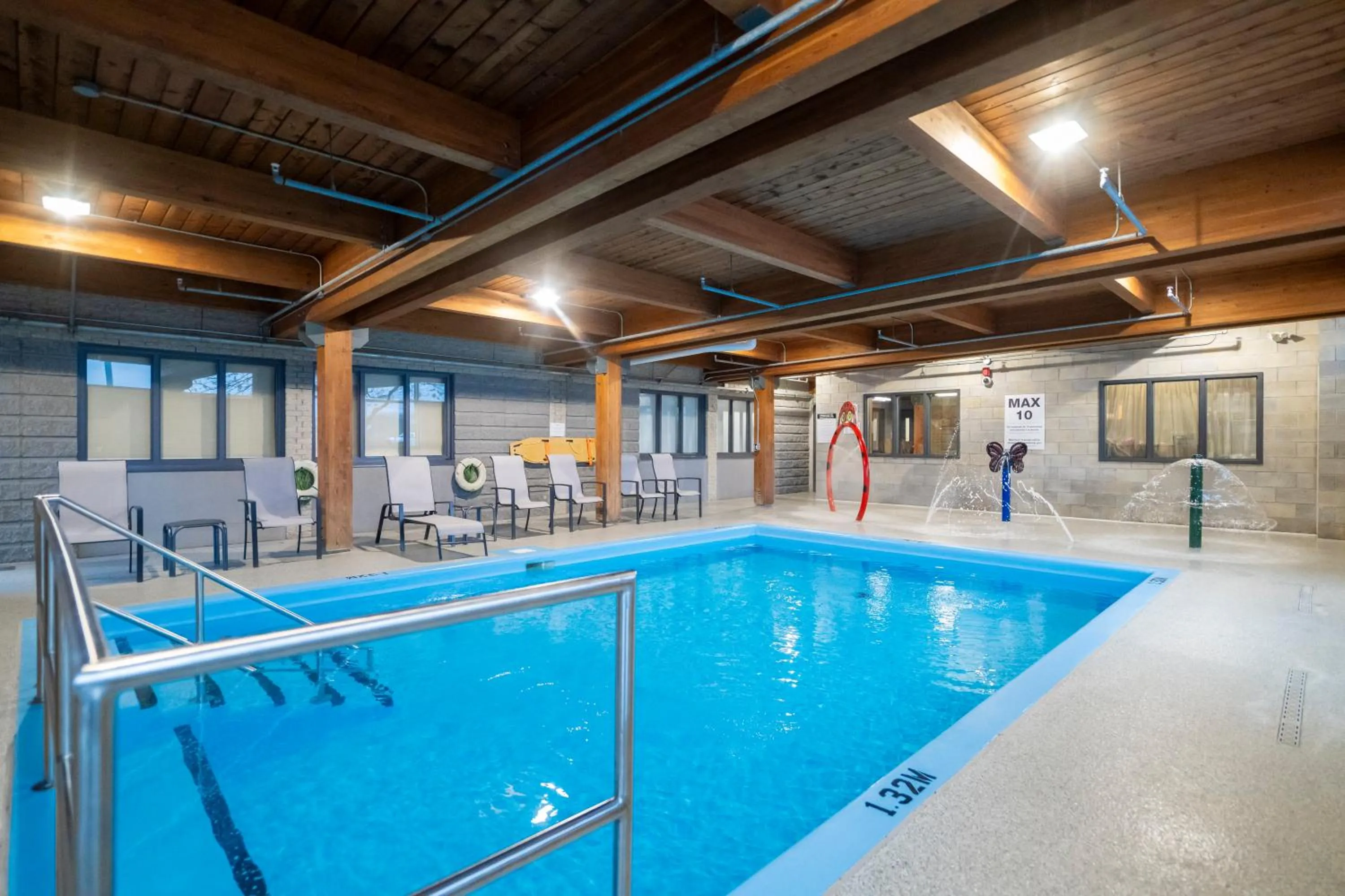 Swimming pool in Hôtel & Suites Le Dauphin Québec