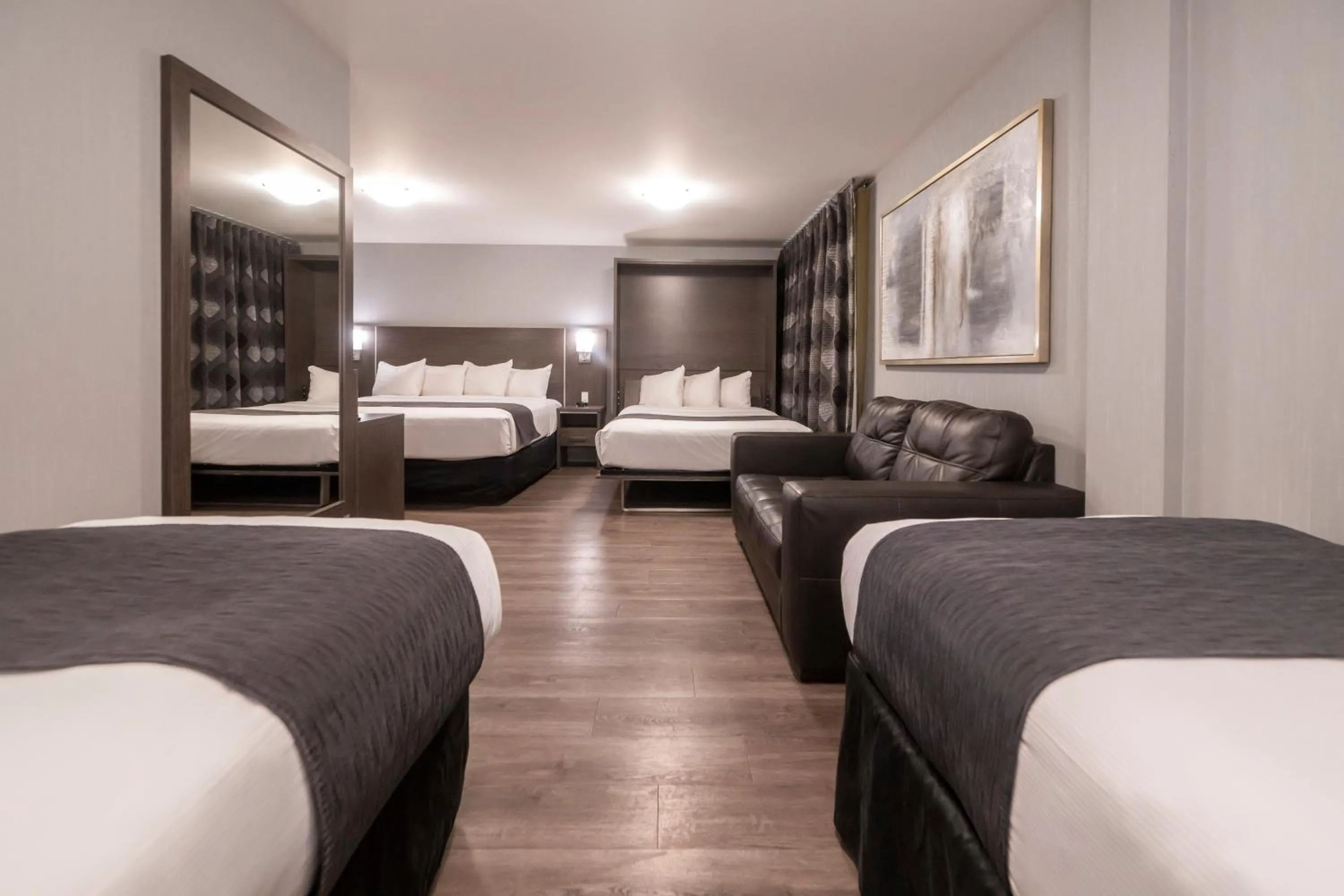 Bed in Hôtel & Suites Le Dauphin Québec