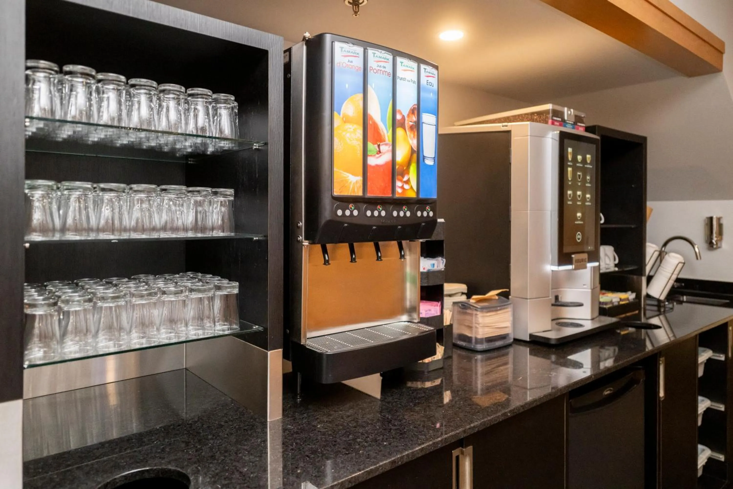 Buffet breakfast in Hôtel & Suites Le Dauphin Québec