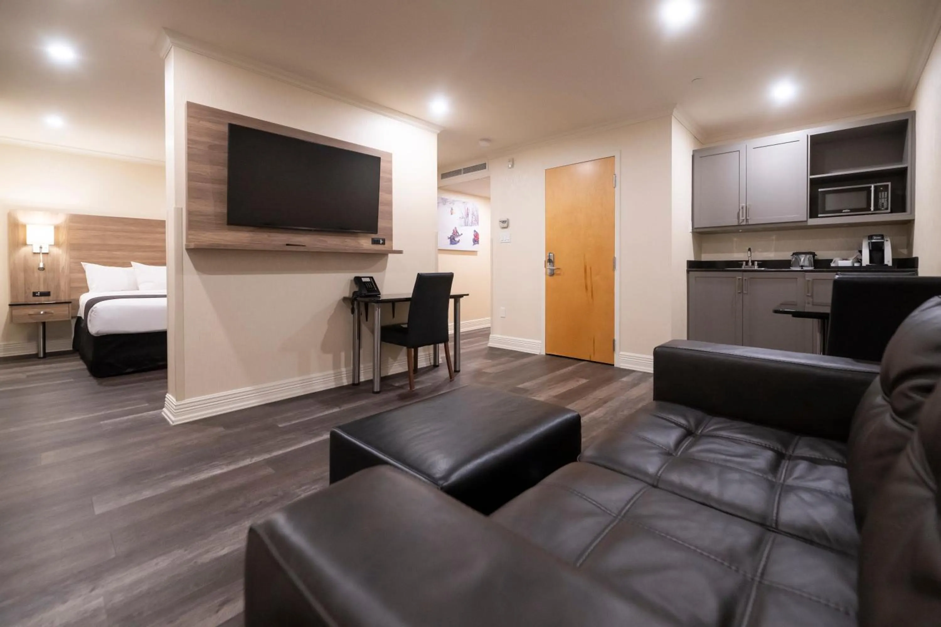 Living room in Hôtel & Suites Le Dauphin Québec