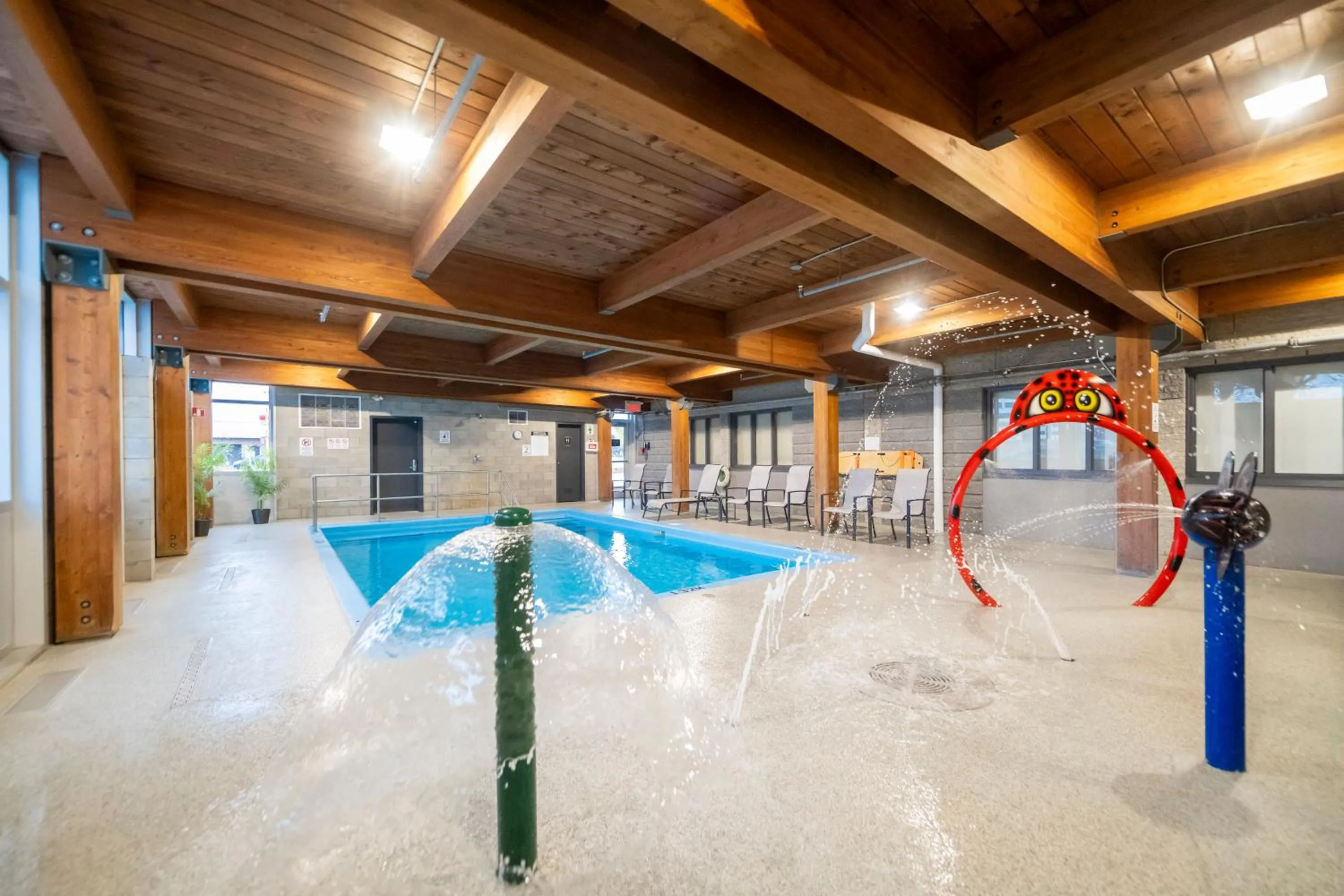 Swimming pool in Hôtel & Suites Le Dauphin Québec