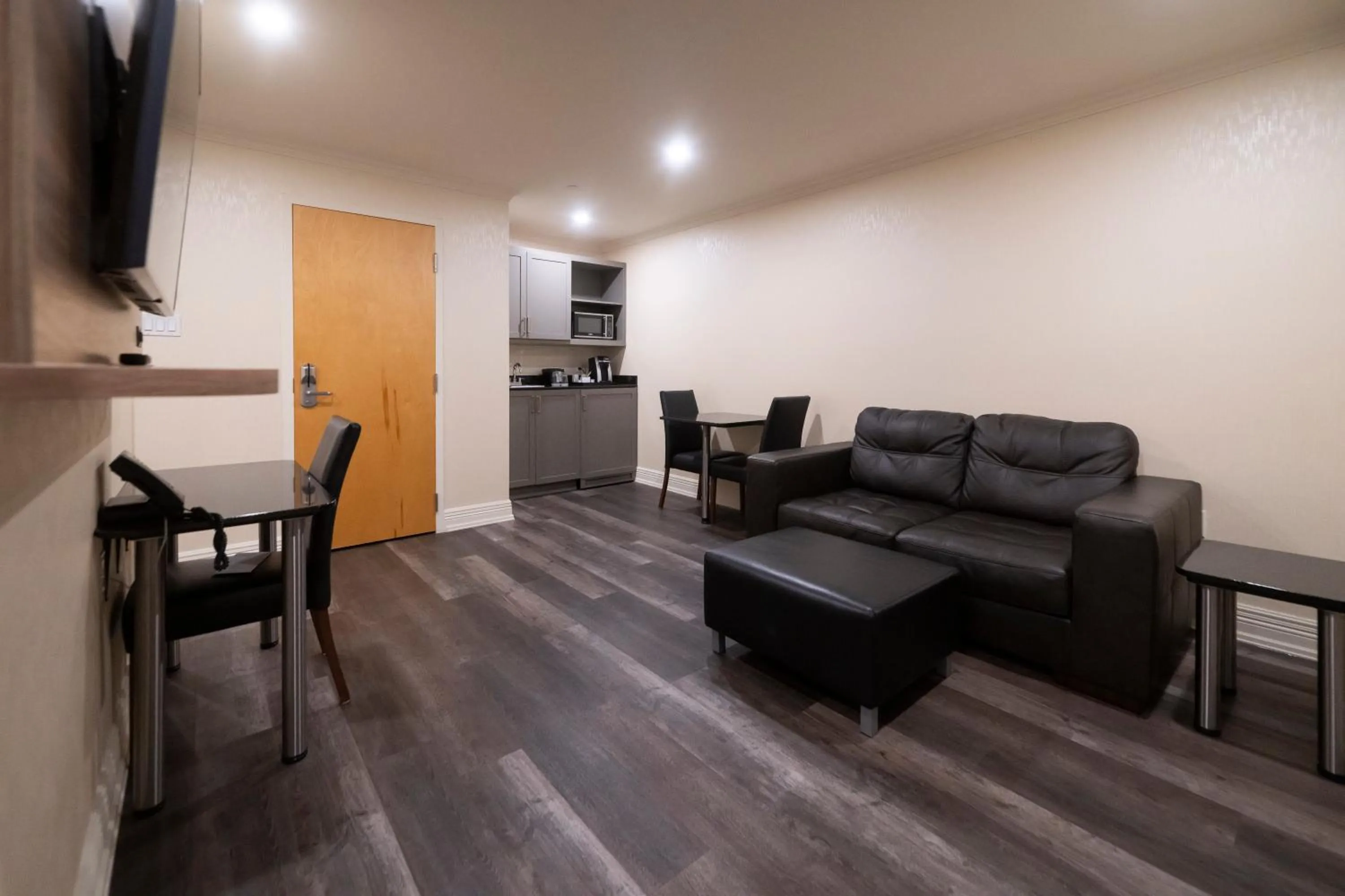 Living room in Hôtel & Suites Le Dauphin Québec