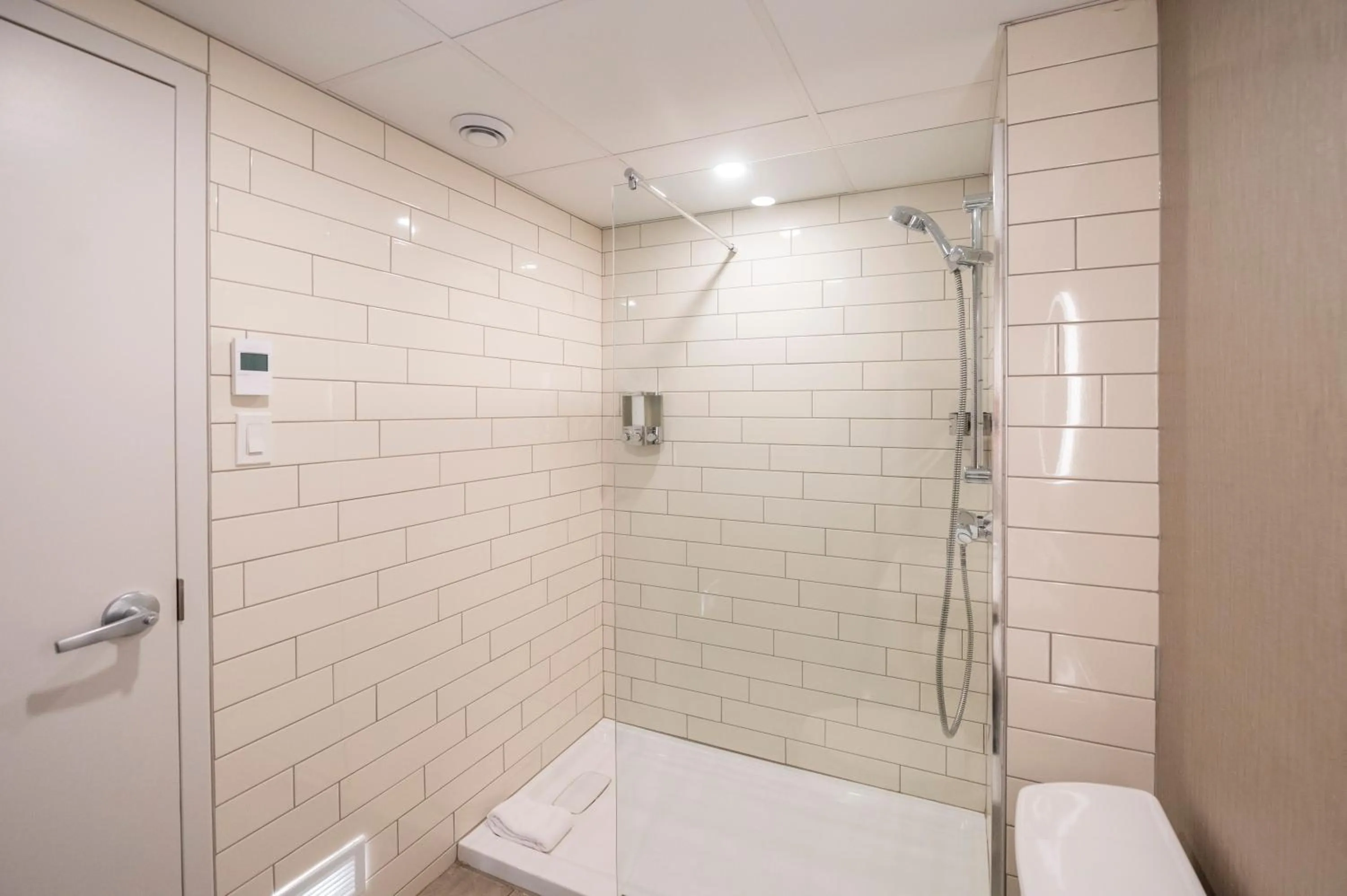 Shower in Hôtel & Suites Le Dauphin Québec