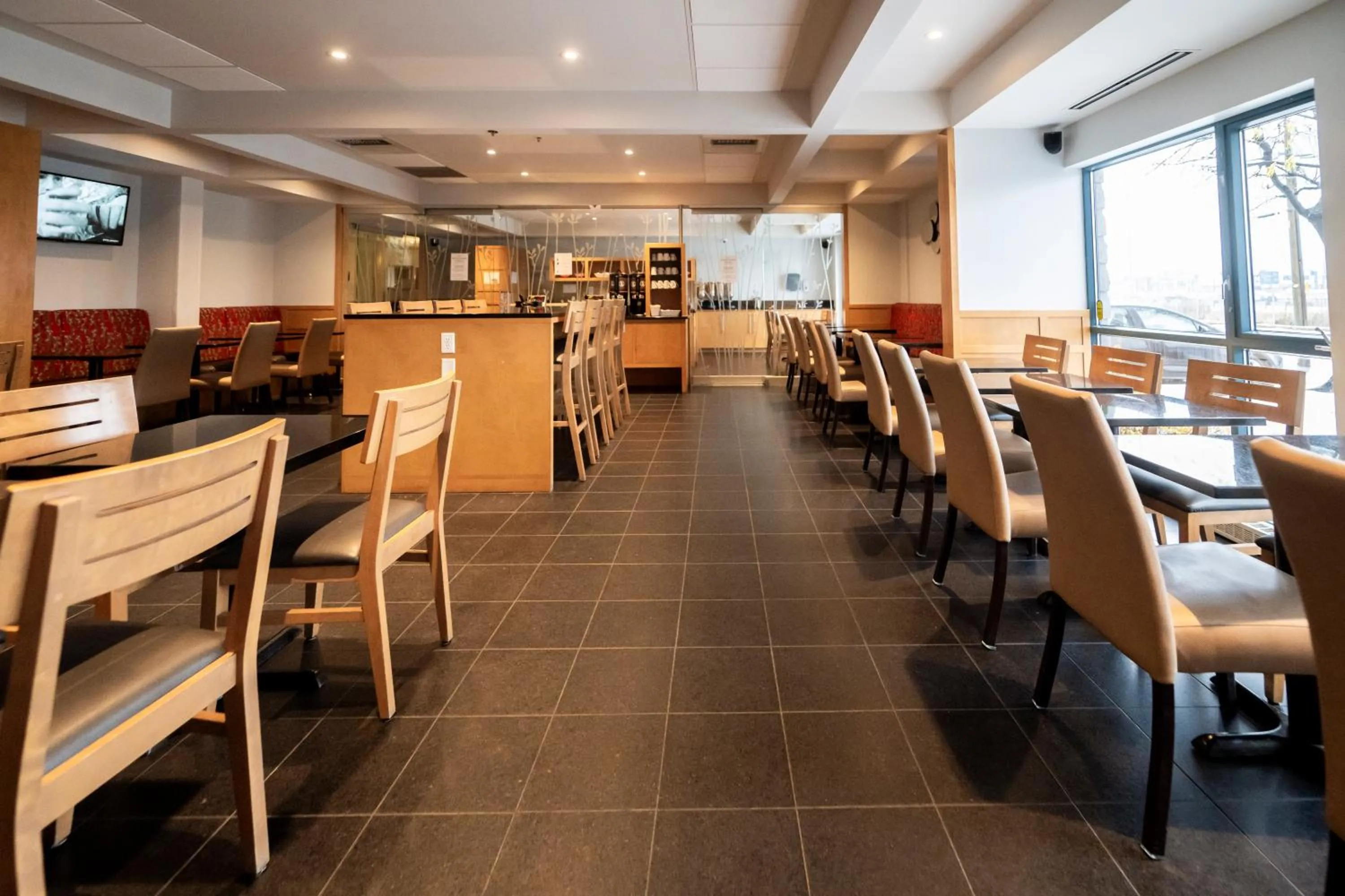 Breakfast in Hôtel & Suites Le Dauphin Québec