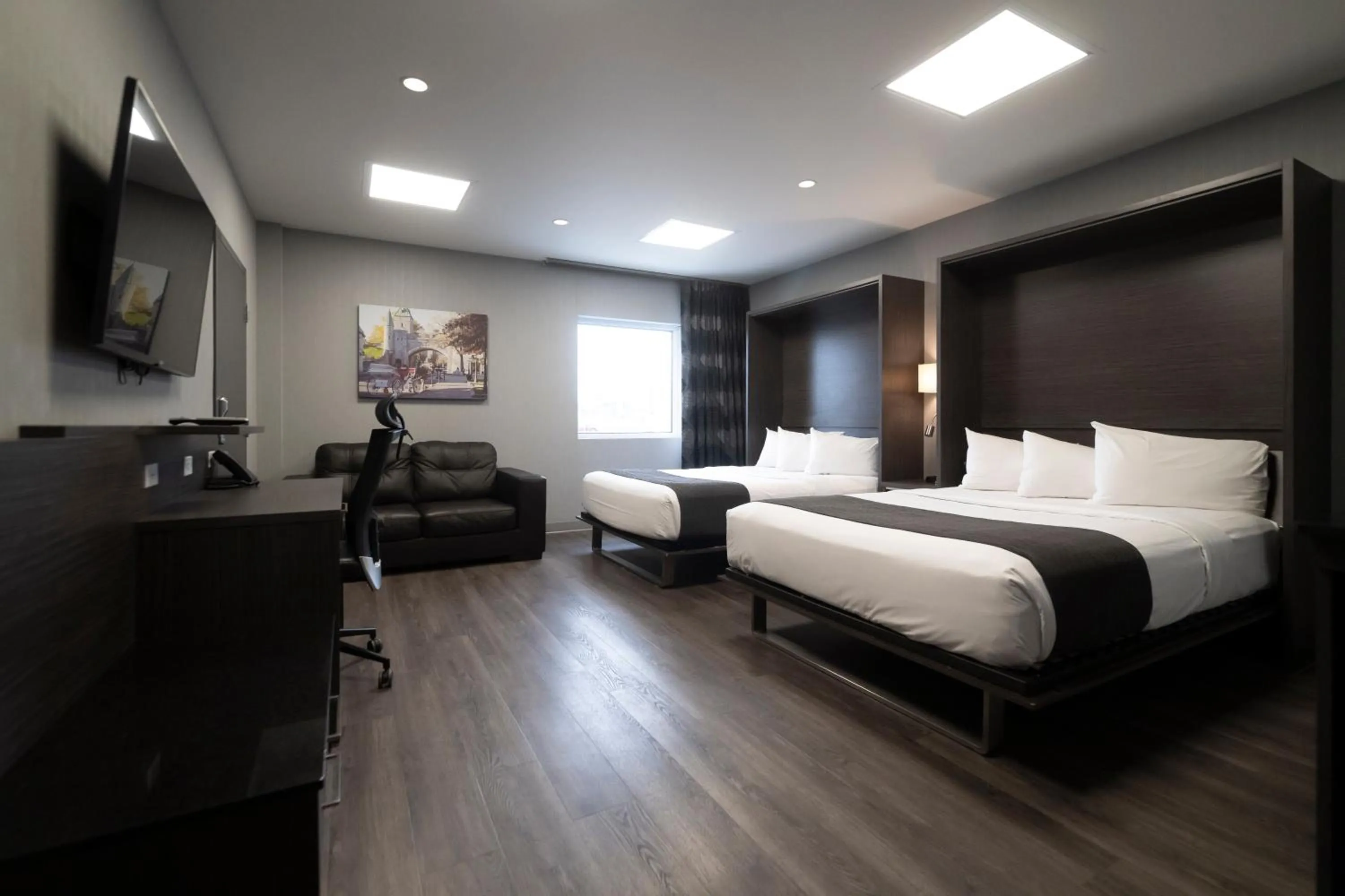 Bedroom, Bed in Hôtel & Suites Le Dauphin Québec