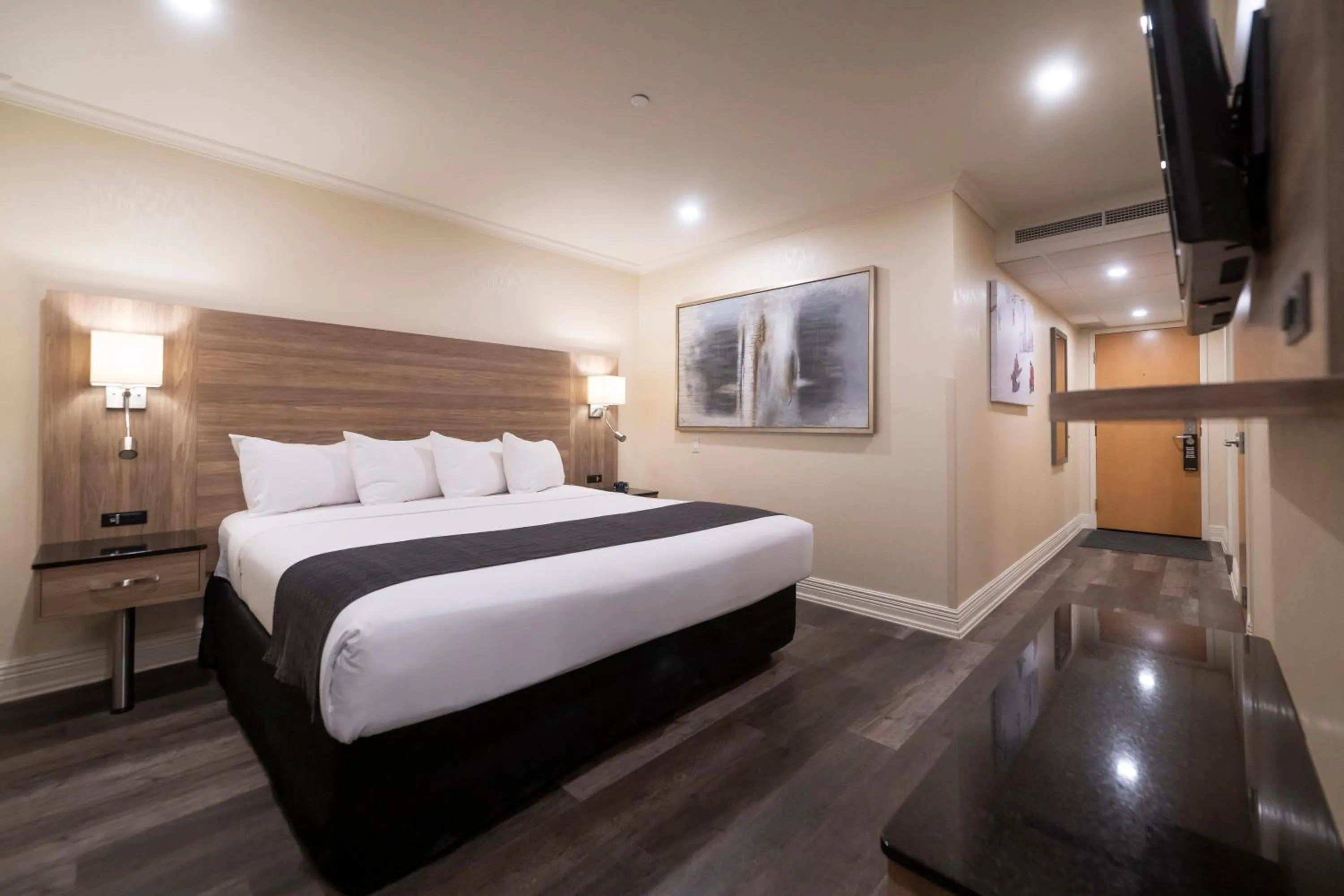 Bed in Hôtel & Suites Le Dauphin Québec