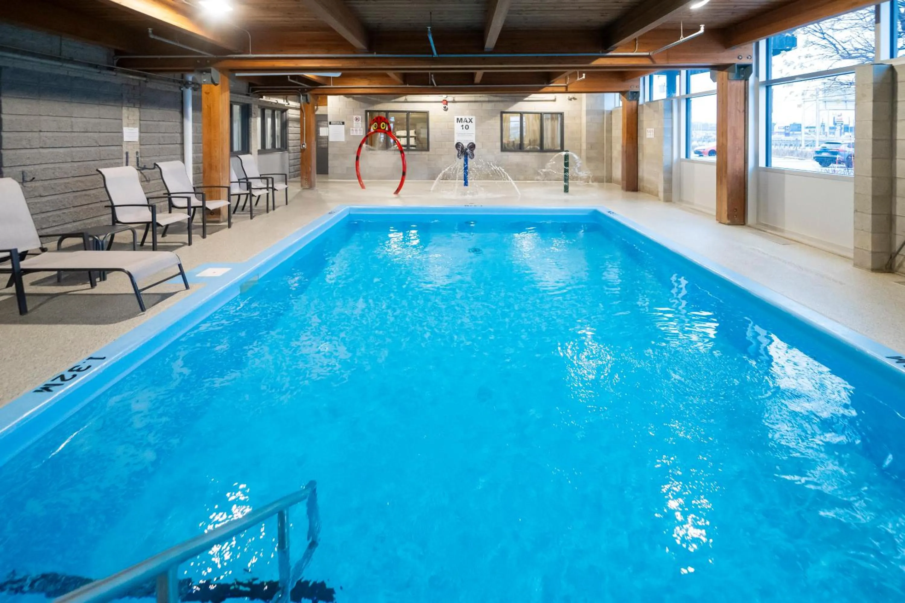 Swimming pool in Hôtel & Suites Le Dauphin Québec