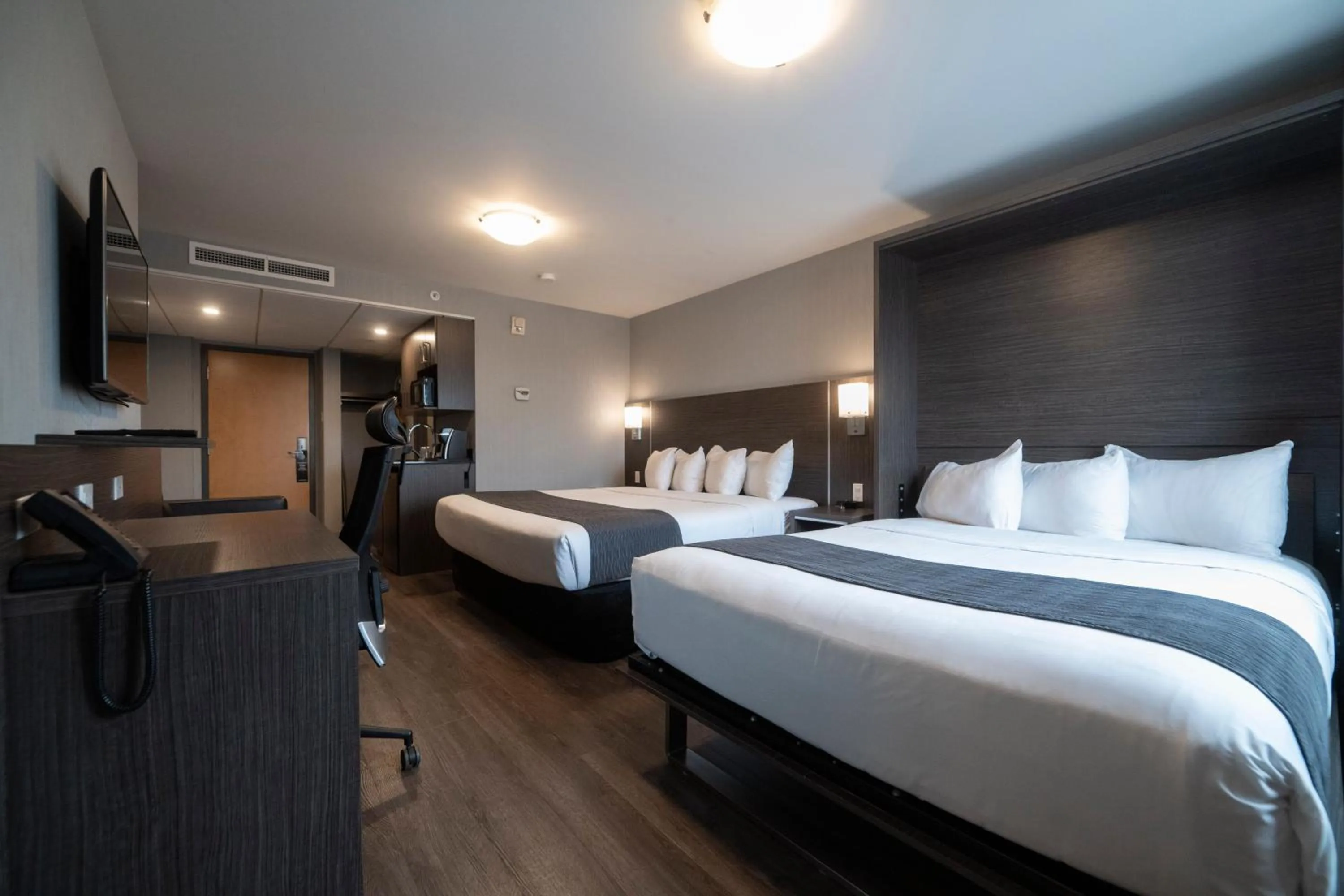 Bed in Hôtel & Suites Le Dauphin Québec