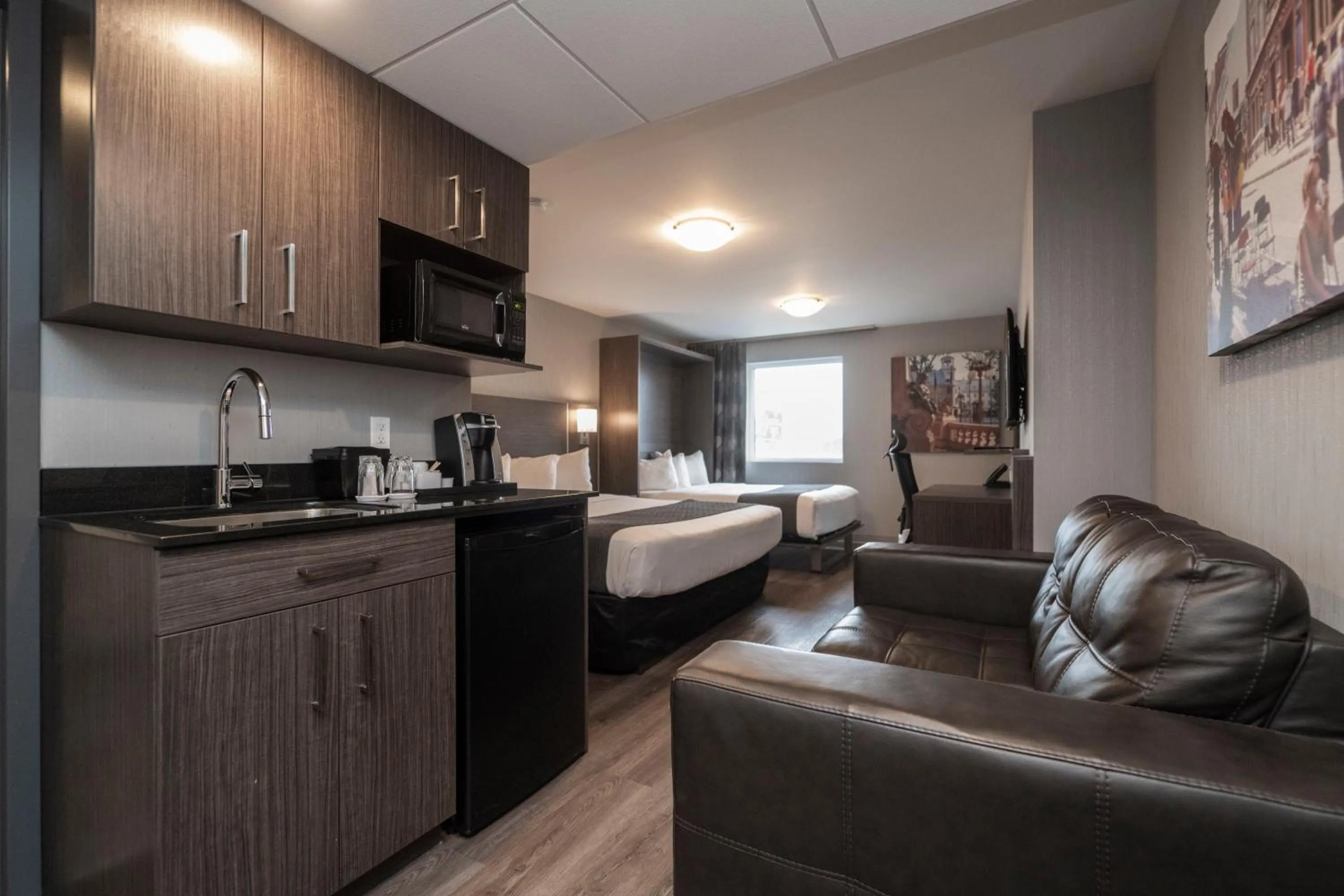 Bed in Hôtel & Suites Le Dauphin Québec