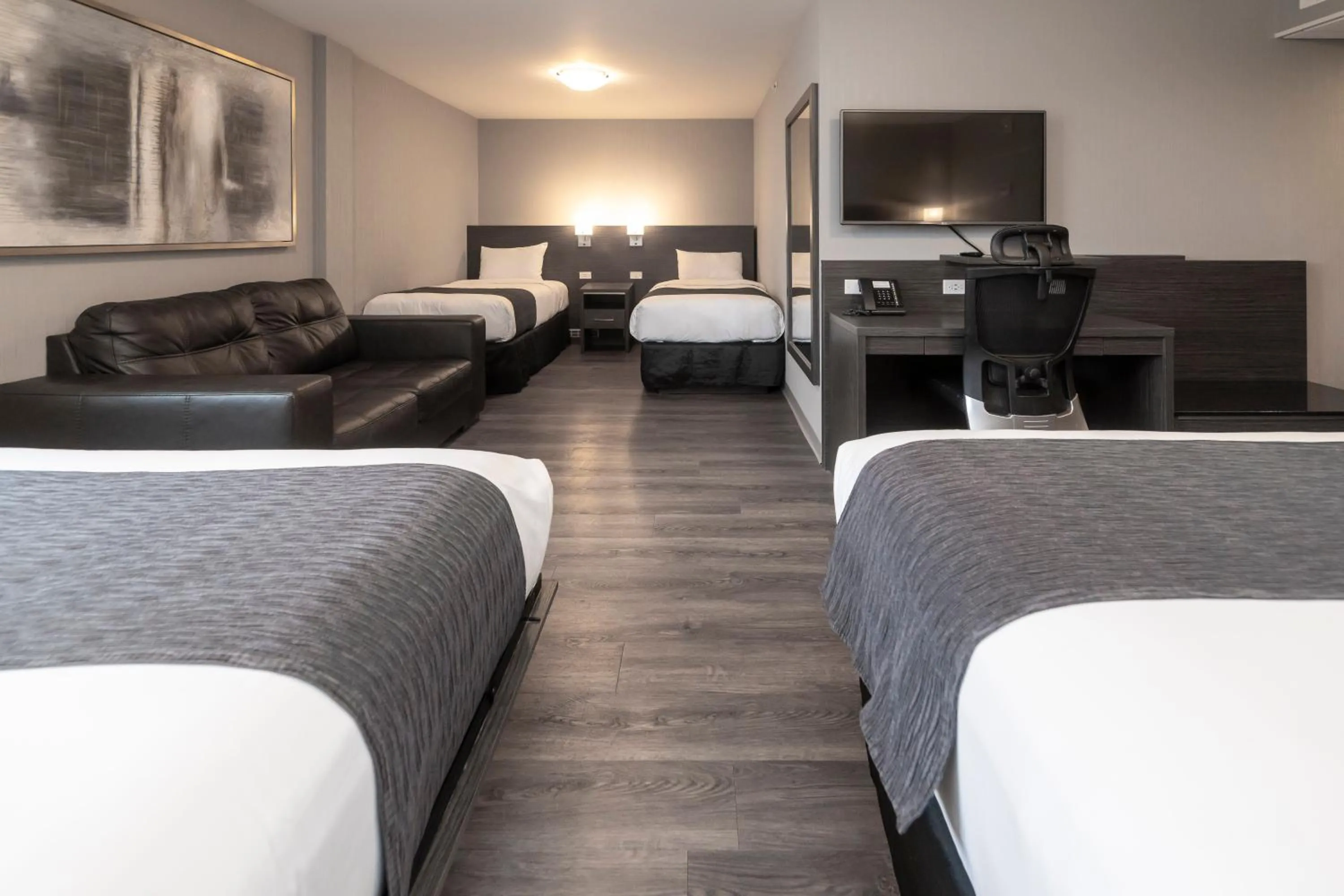 Bedroom, Bed in Hôtel & Suites Le Dauphin Québec