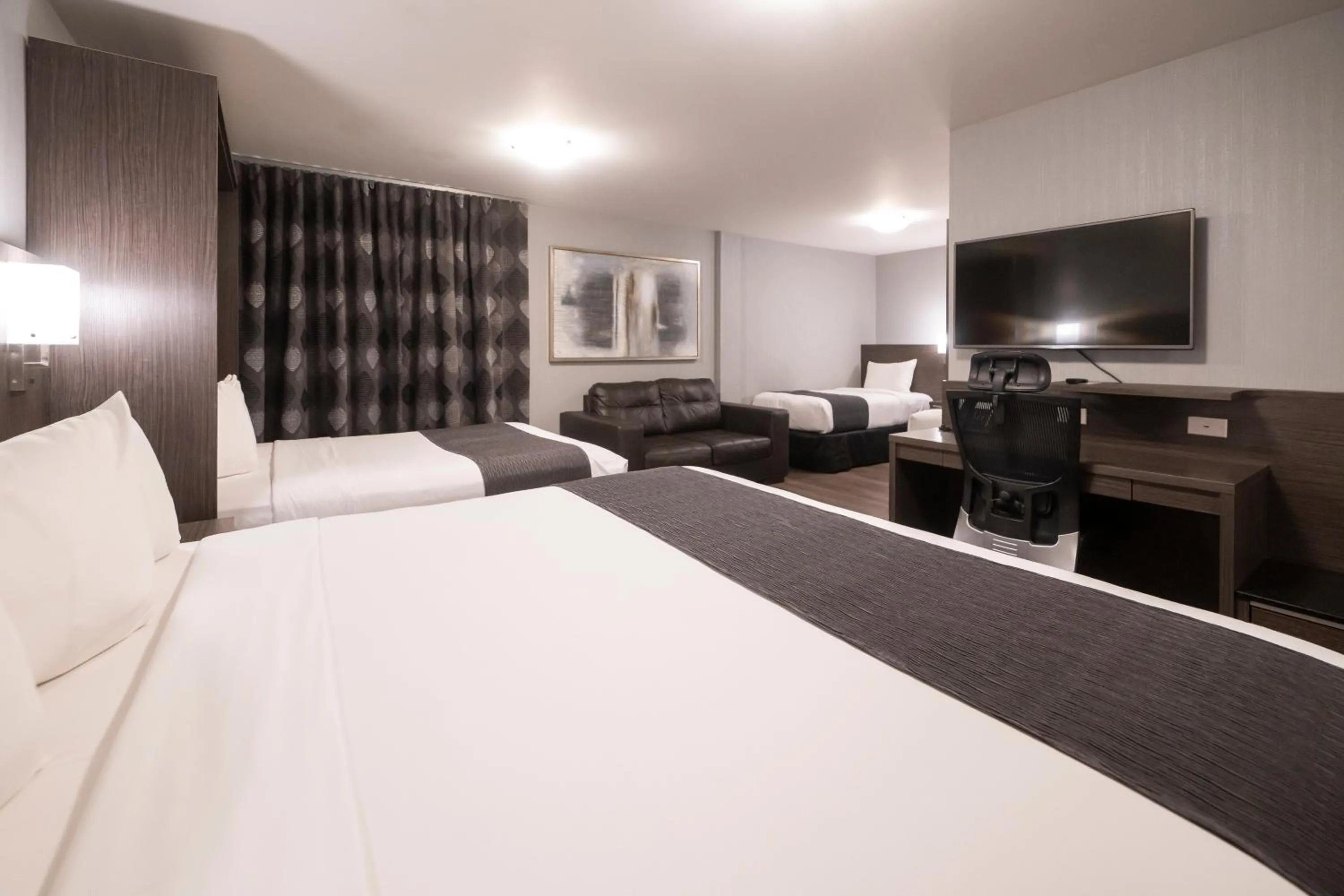 Bed in Hôtel & Suites Le Dauphin Québec