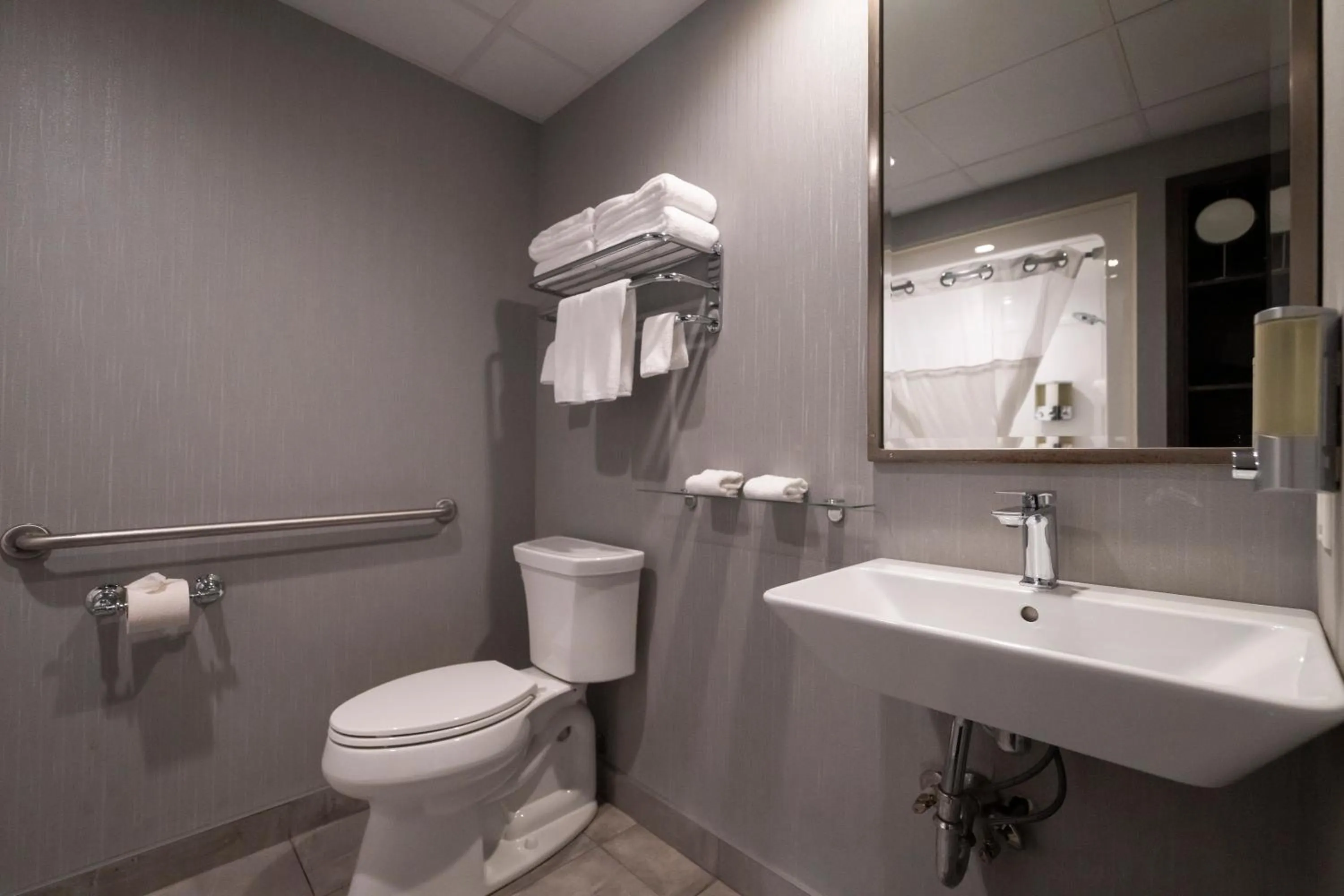 Bathroom in Hôtel & Suites Le Dauphin Québec