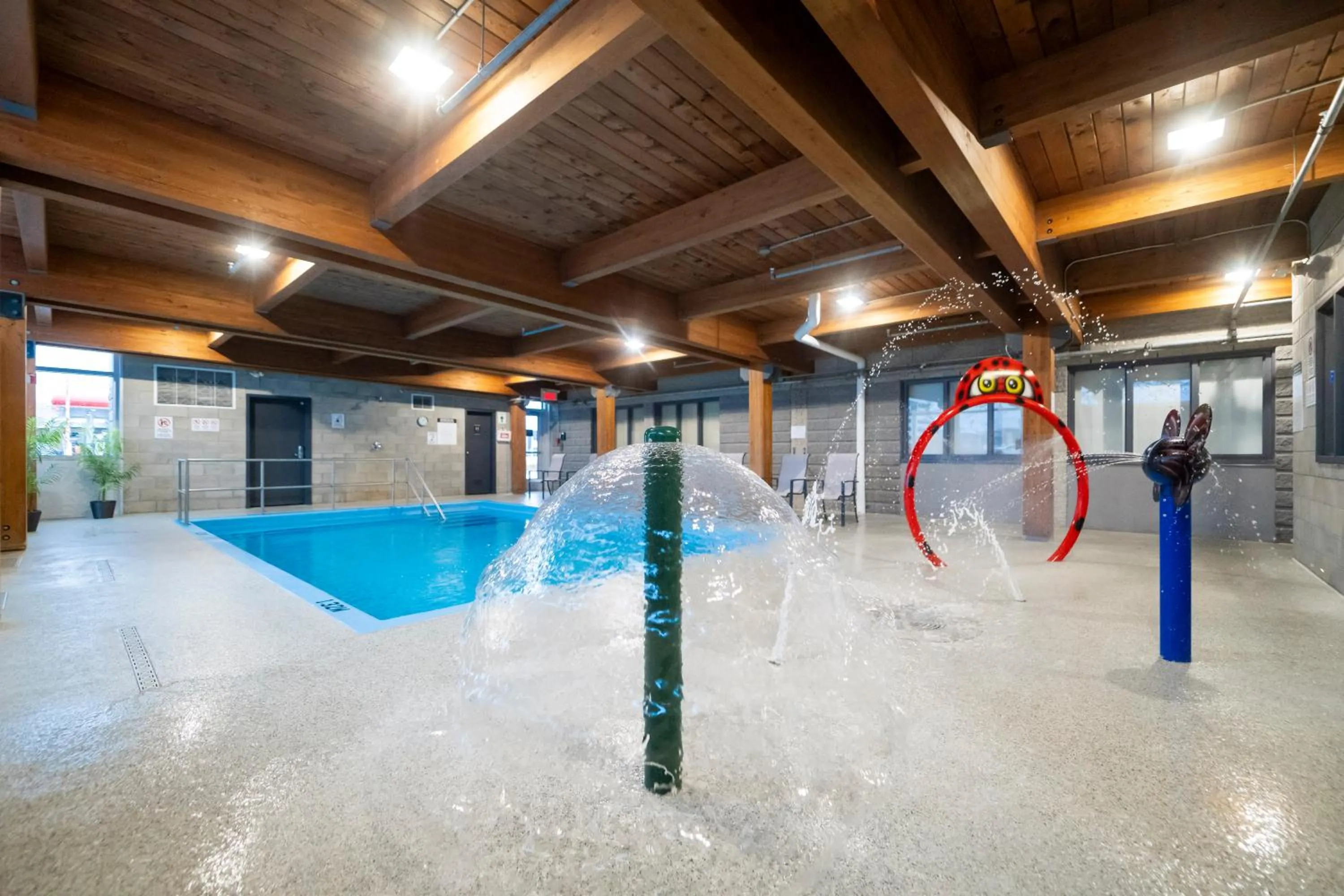 Swimming pool in Hôtel & Suites Le Dauphin Québec