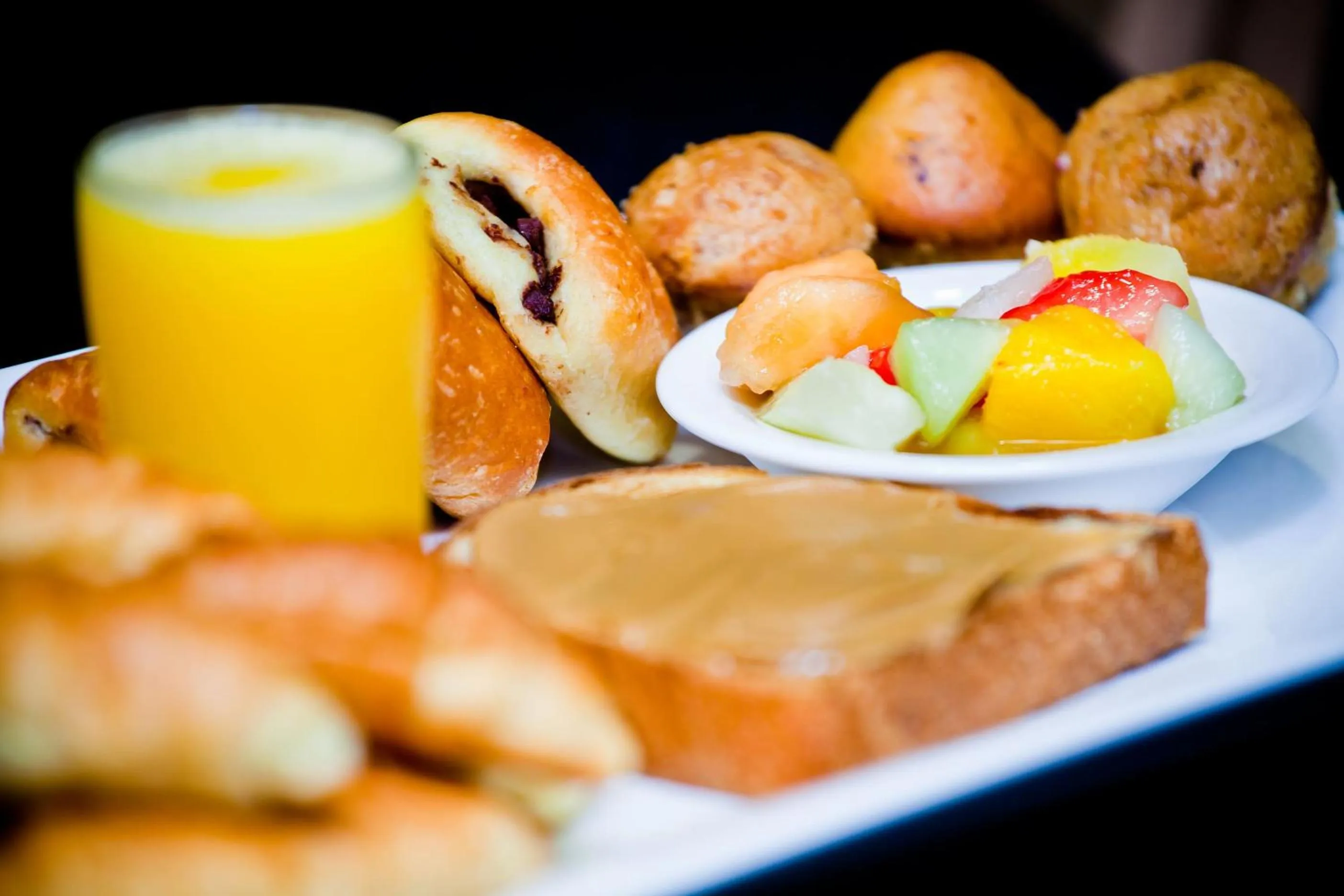 Breakfast in Hôtel & Suites Le Dauphin Québec