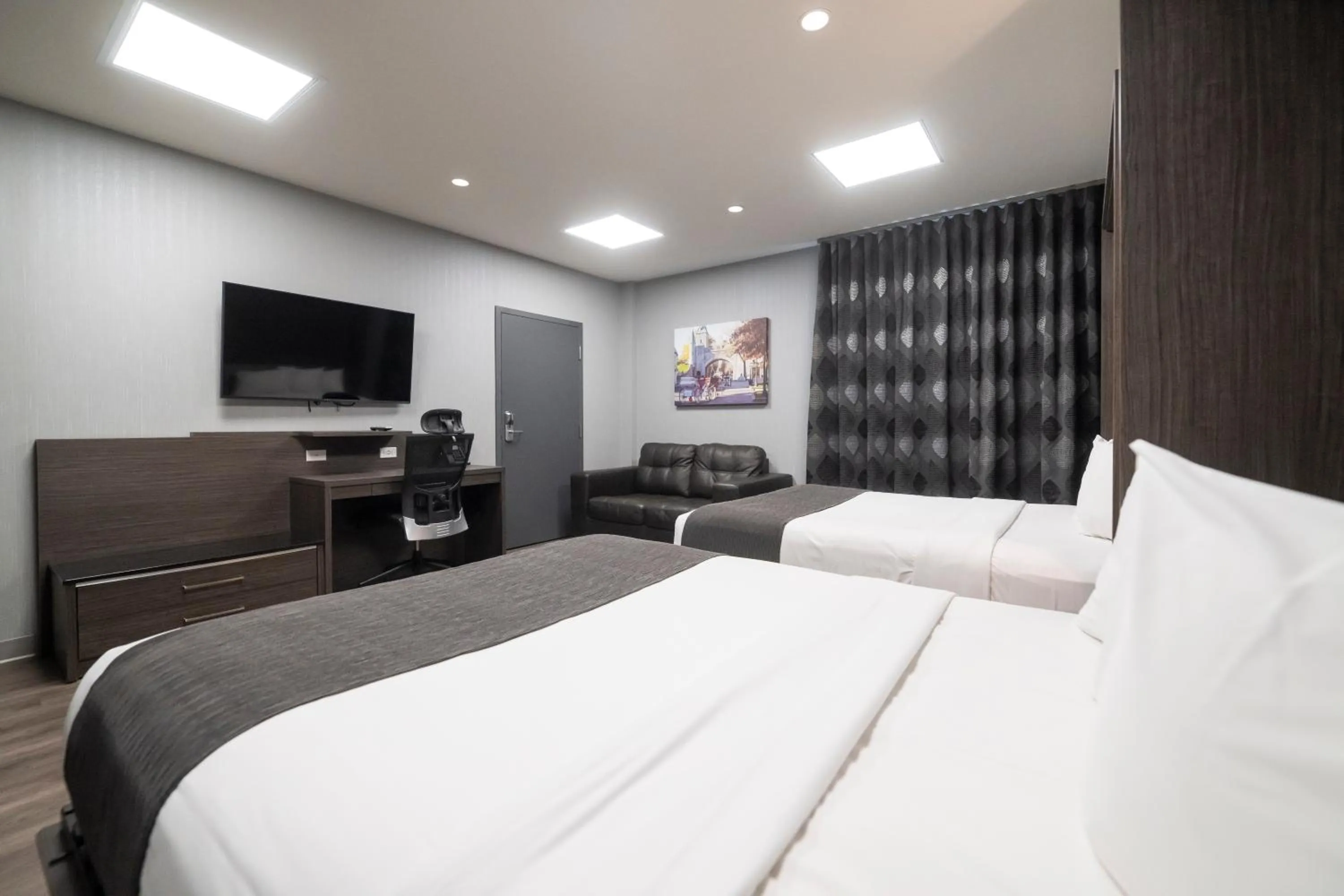 Bed in Hôtel & Suites Le Dauphin Québec