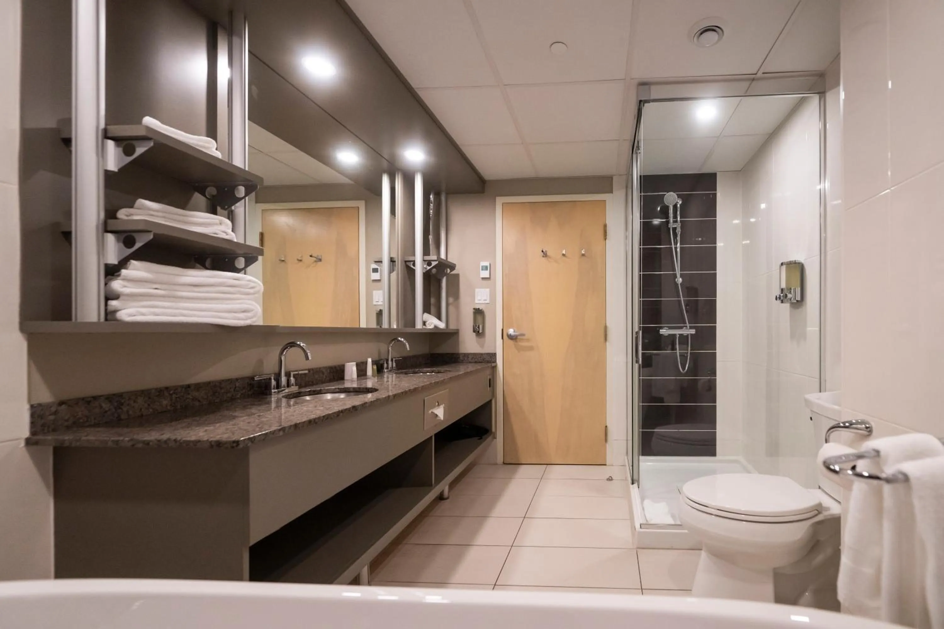 Bathroom in Hôtel & Suites Le Dauphin Québec