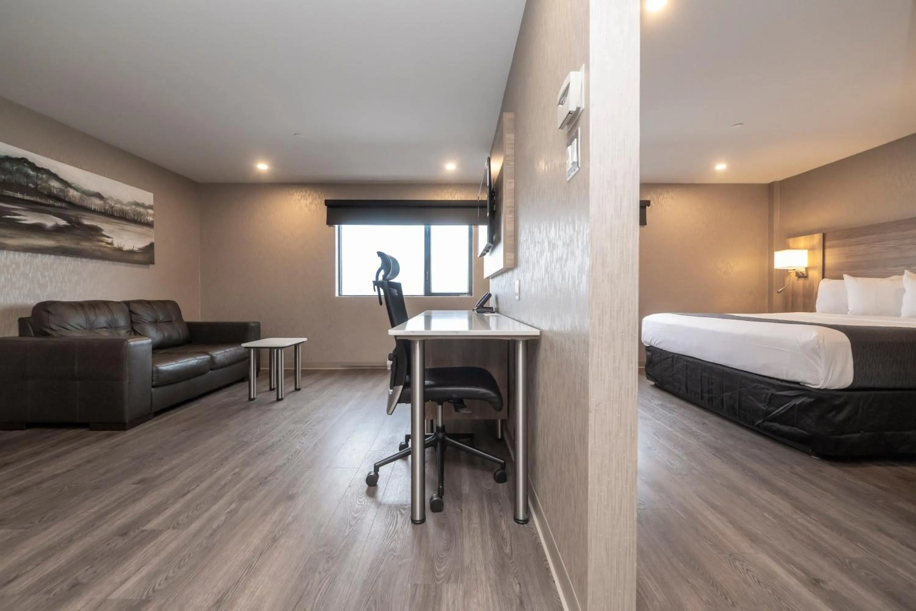 Seating area, Bed in Hôtel & Suites Le Dauphin Québec