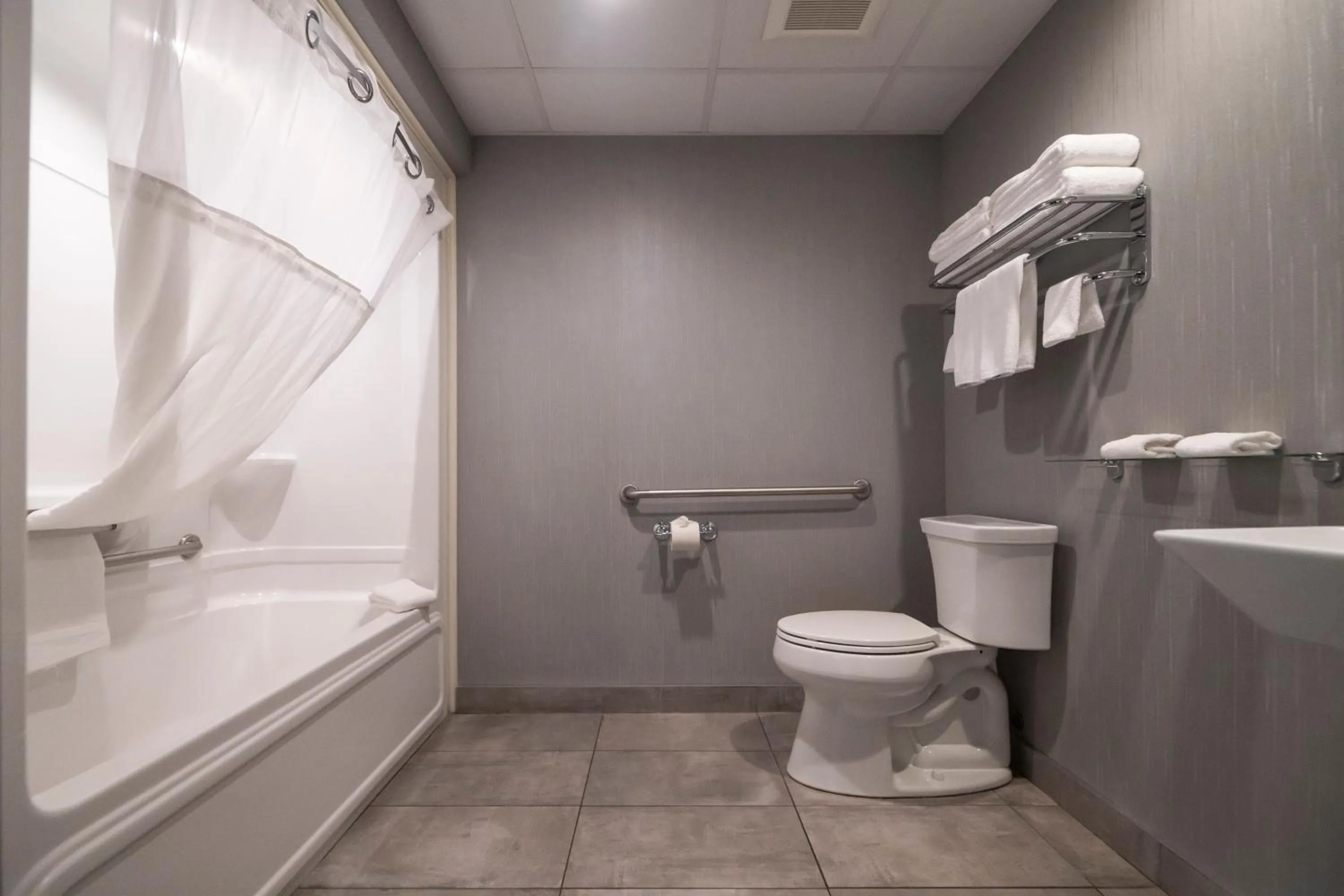 Bathroom in Hôtel & Suites Le Dauphin Québec