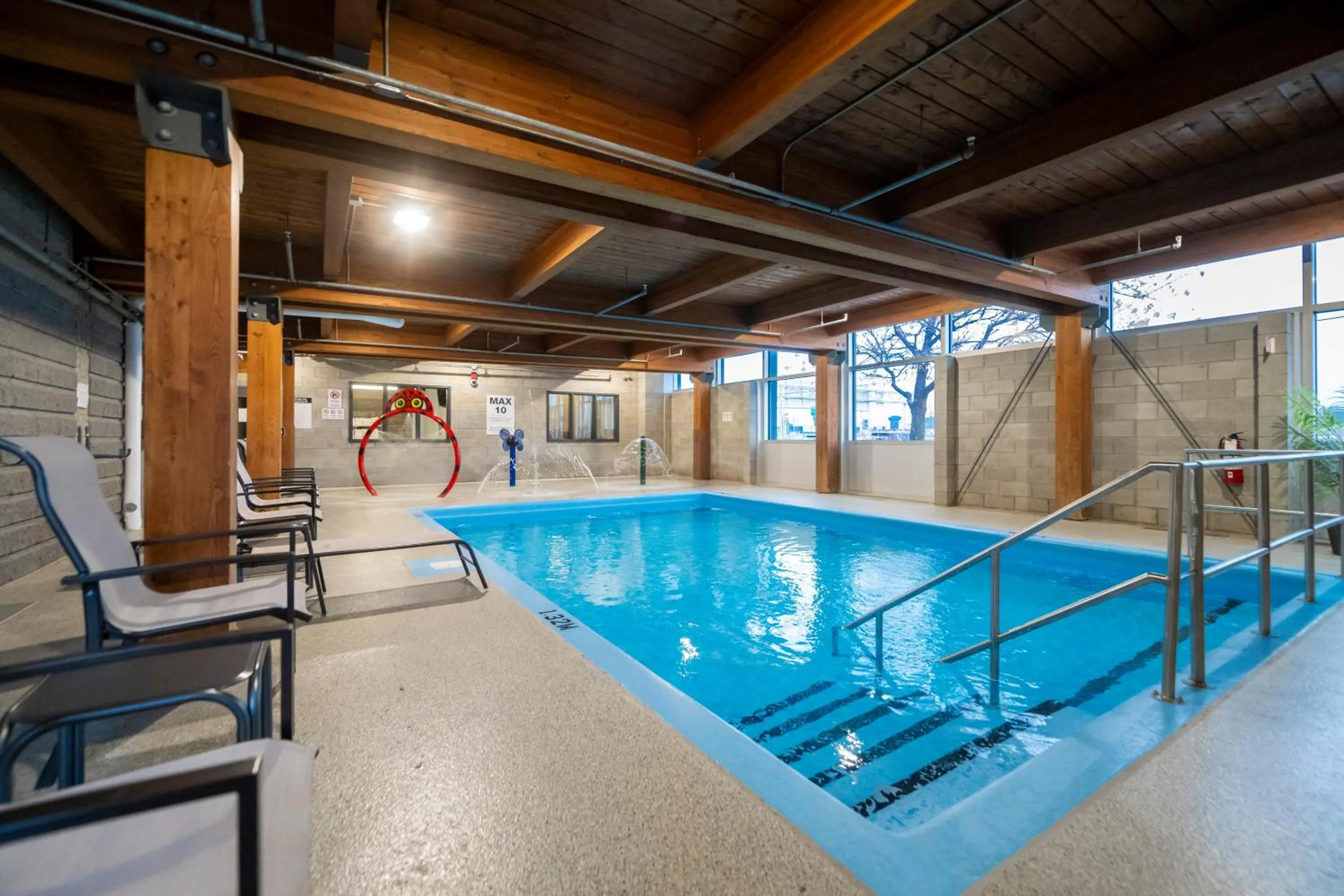 Swimming pool in Hôtel & Suites Le Dauphin Québec