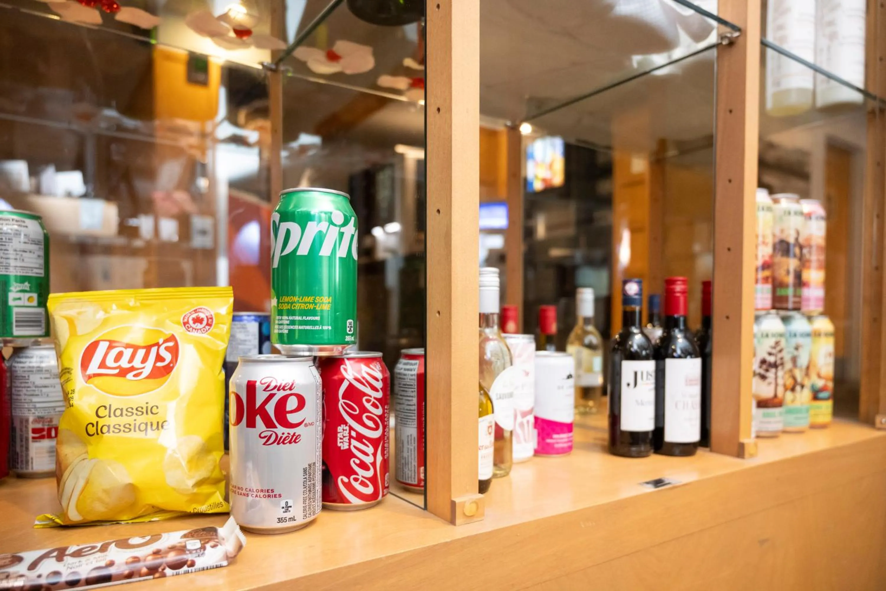 Supermarket/grocery shop in Hôtel & Suites Le Dauphin Québec