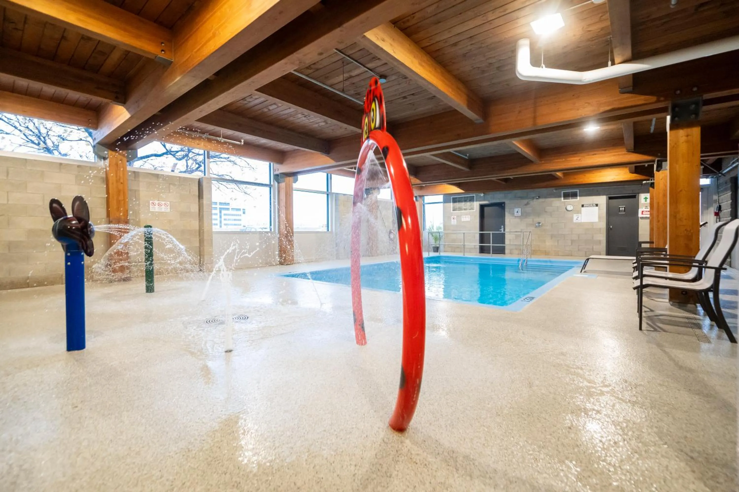 Swimming pool in Hôtel & Suites Le Dauphin Québec