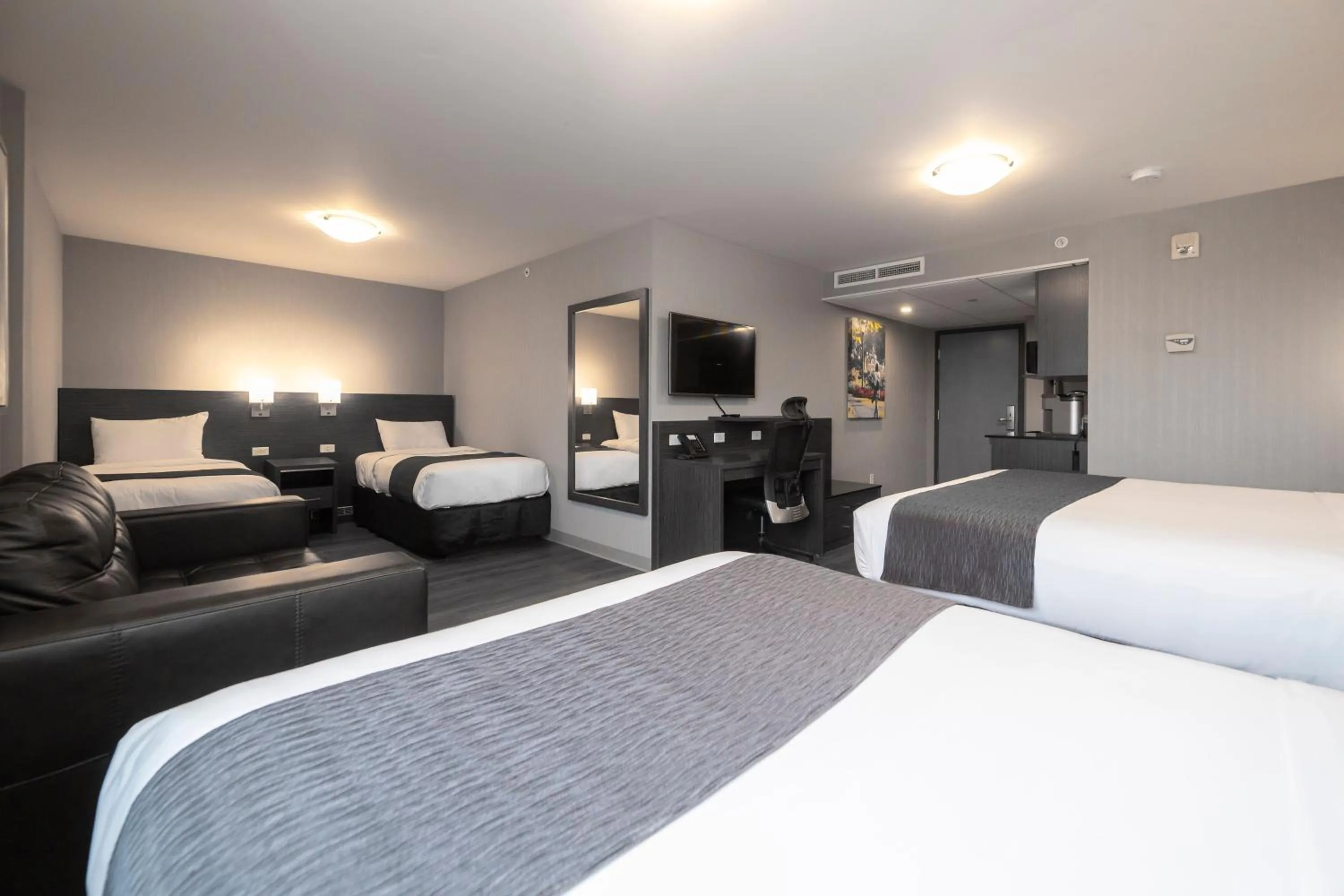 Bedroom, Bed in Hôtel & Suites Le Dauphin Québec