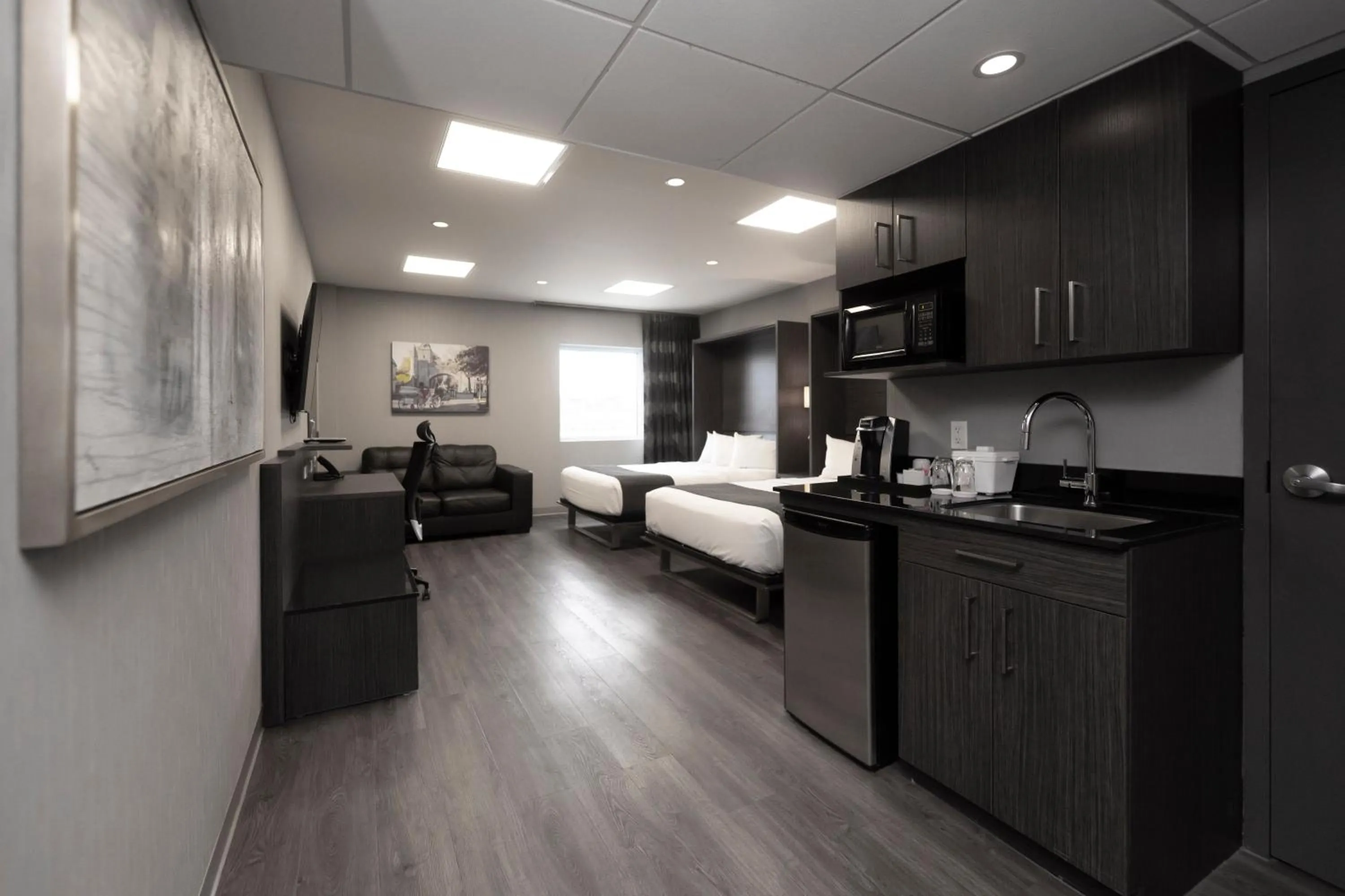 Bedroom in Hôtel & Suites Le Dauphin Québec