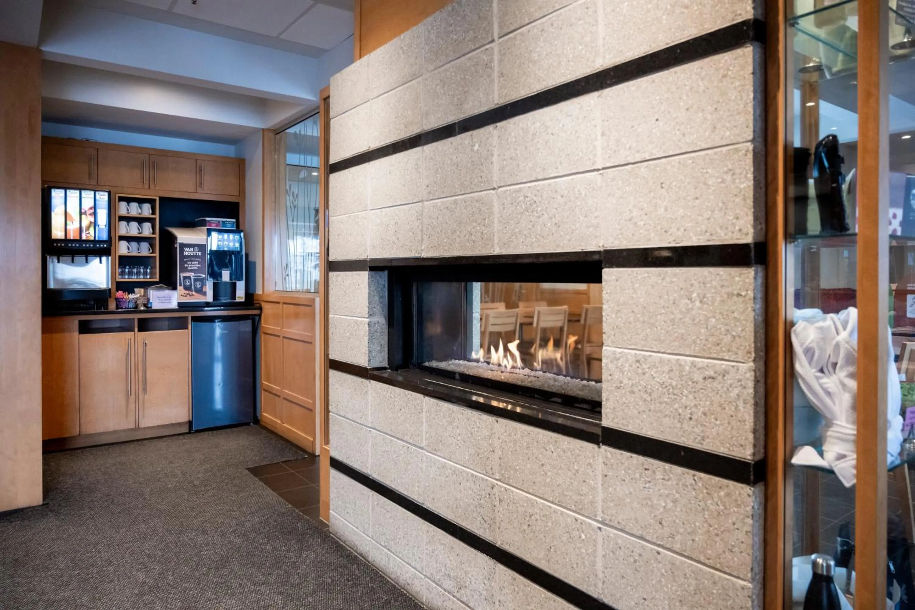 Lobby or reception in Hôtel & Suites Le Dauphin Québec