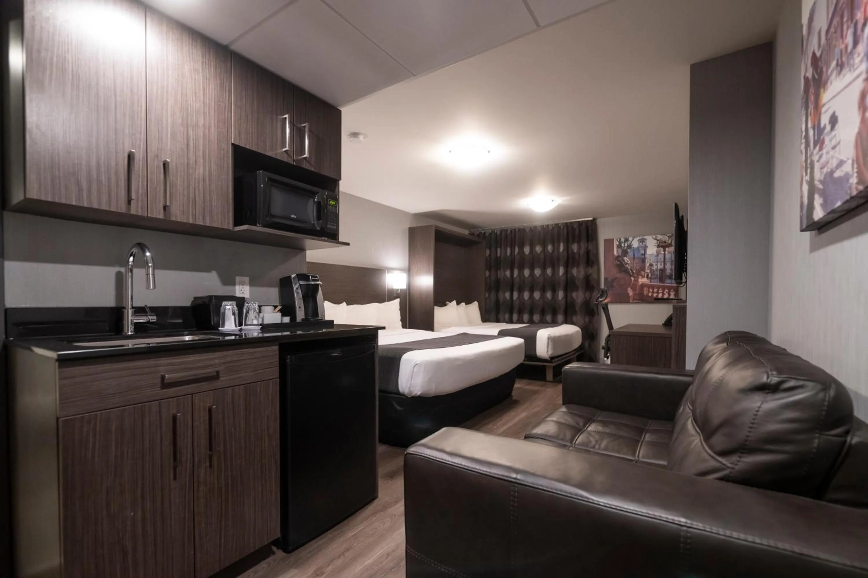 Bed in Hôtel & Suites Le Dauphin Québec