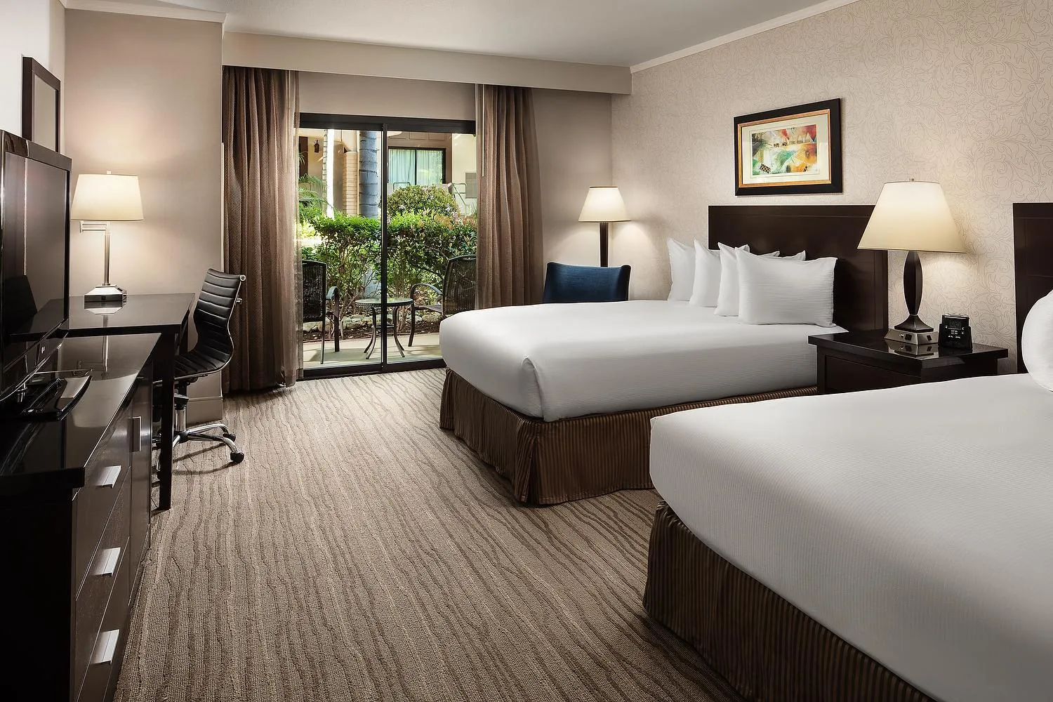 Bedroom, Bed in DoubleTree by Hilton Claremont