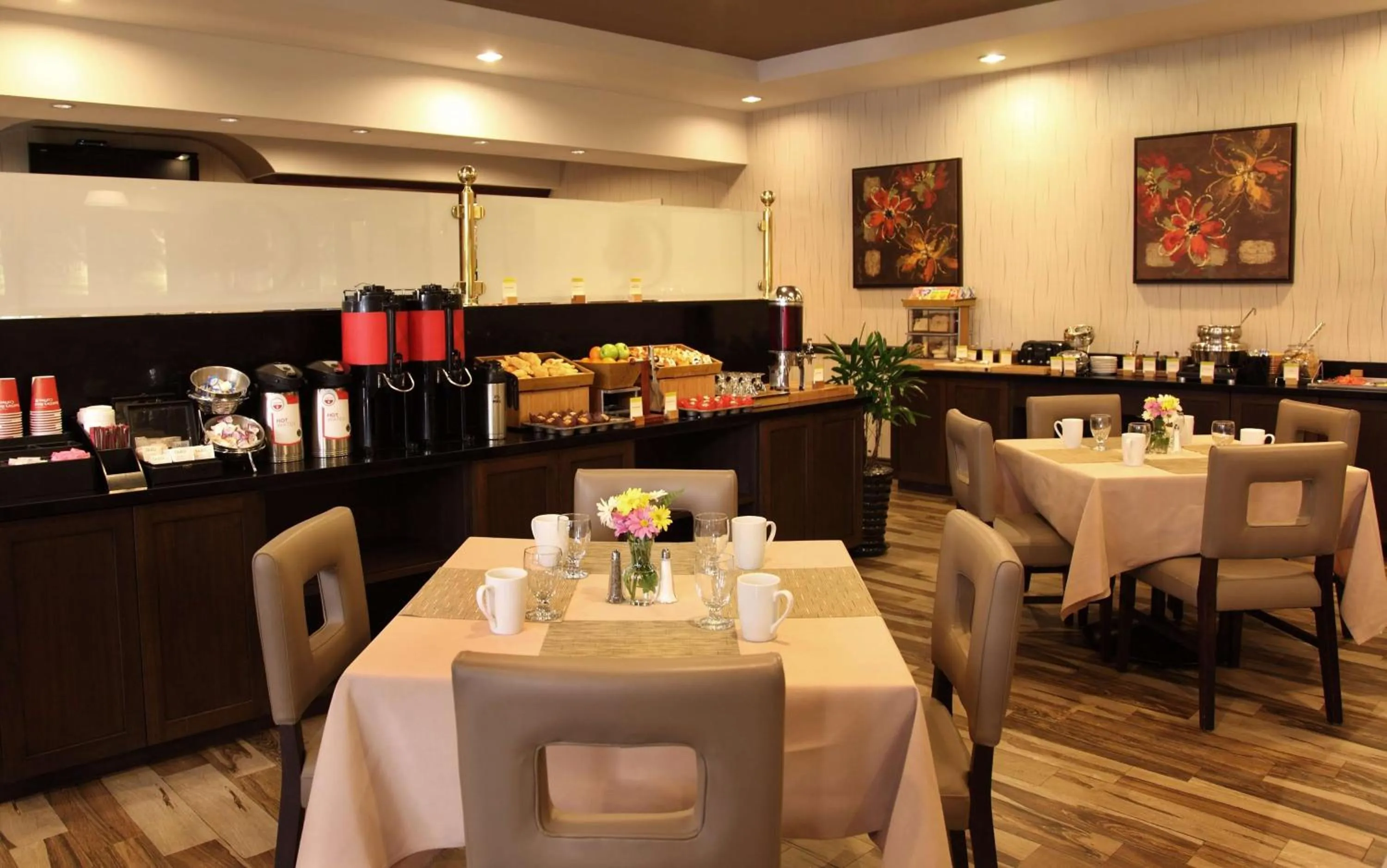 Dining area in DoubleTree by Hilton Claremont
