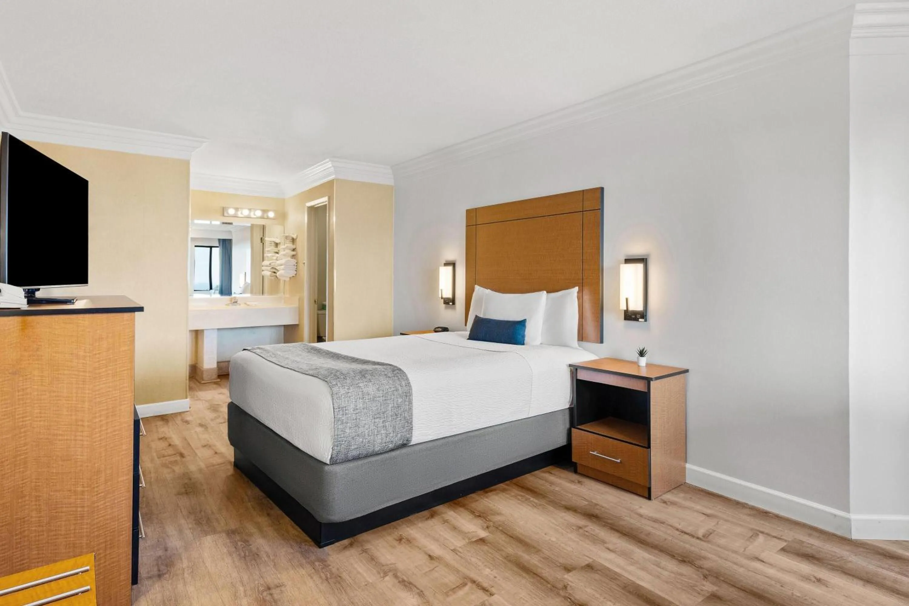 Bed in Travelodge by Wyndham San Clemente Beach