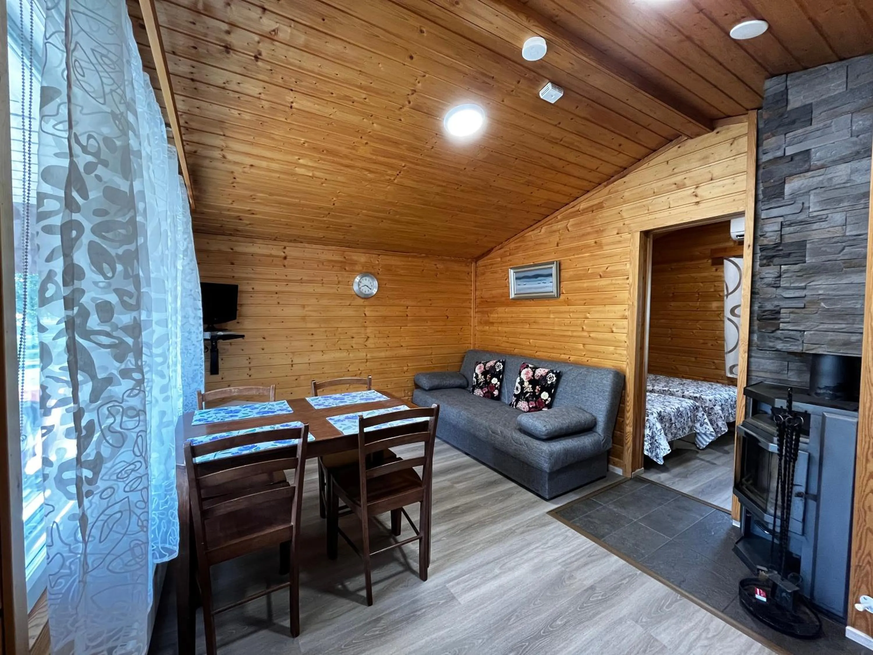 Living room, Bed in Motelli Rovaniemi