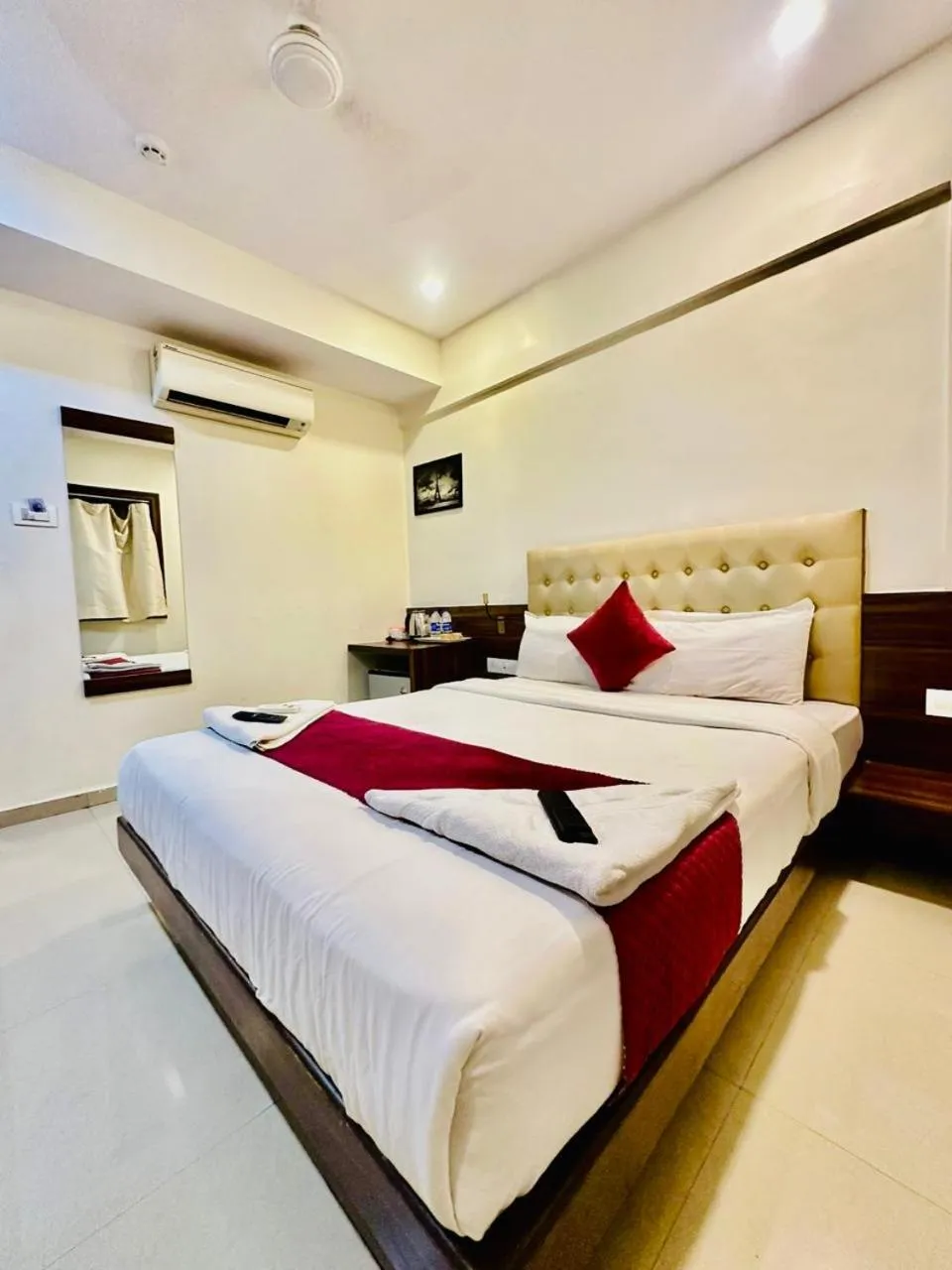 Bedroom, Bed in Hotel Mumbai International