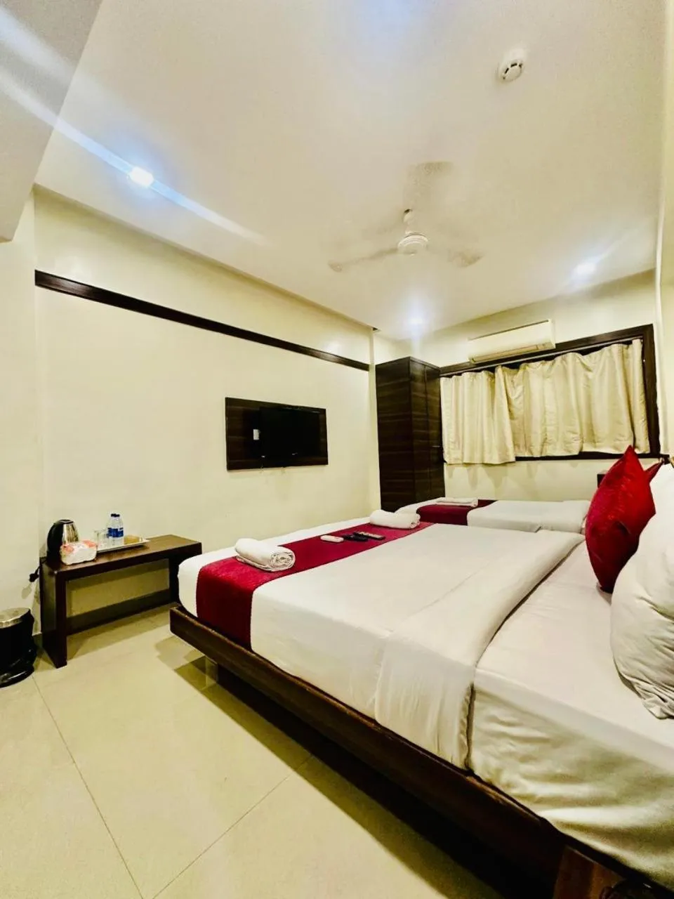 Bedroom, Bed in Hotel Mumbai International